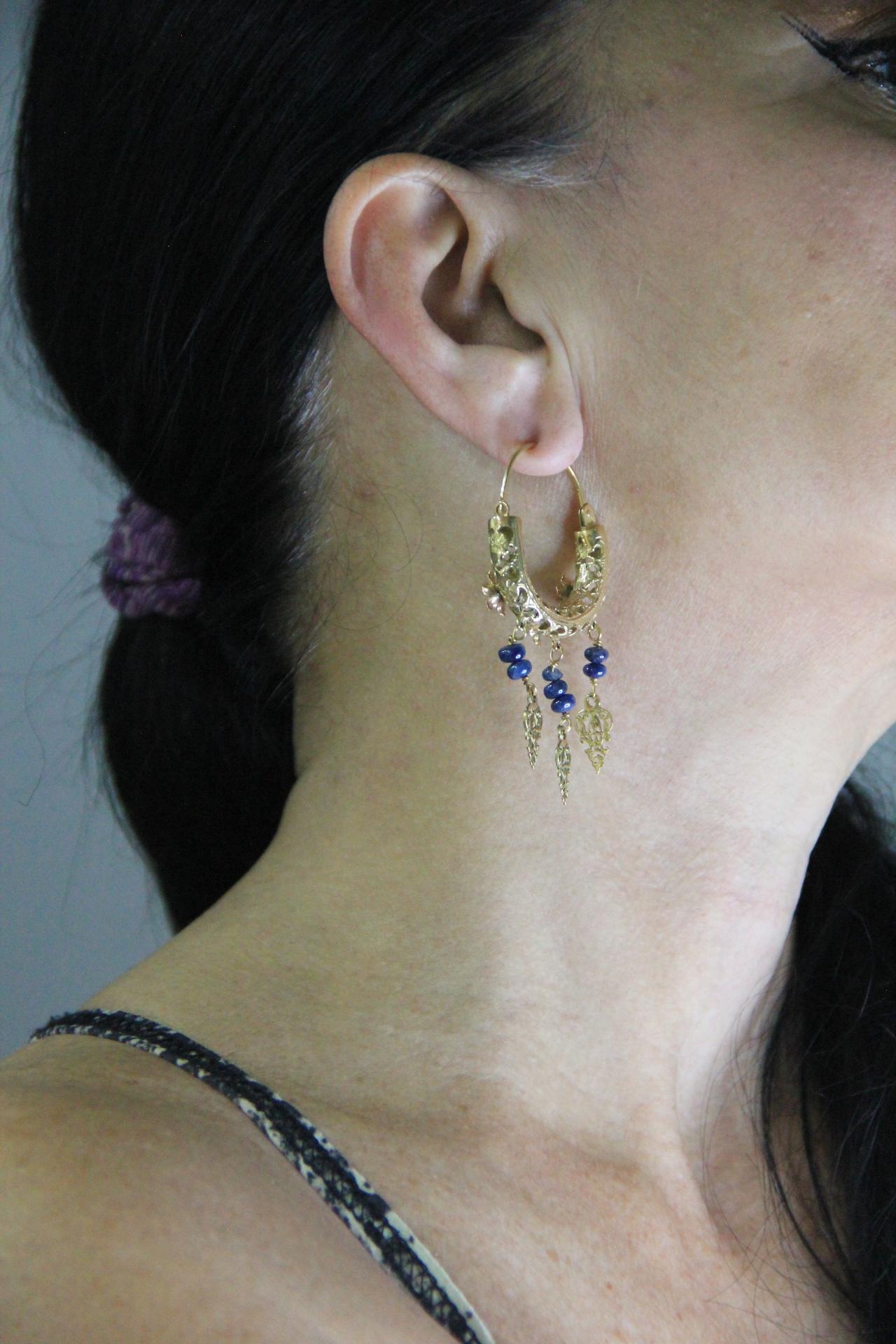 Boucles d'oreilles en goutte artisanales en or jaune 14 carats et saphirs en vente 1