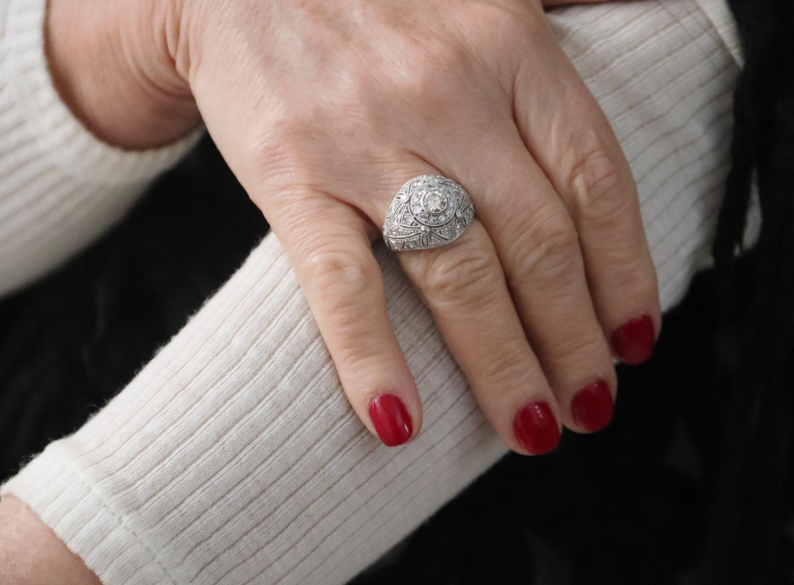 Bague cocktail artisanale en or blanc 18 carats et diamants en vente 4