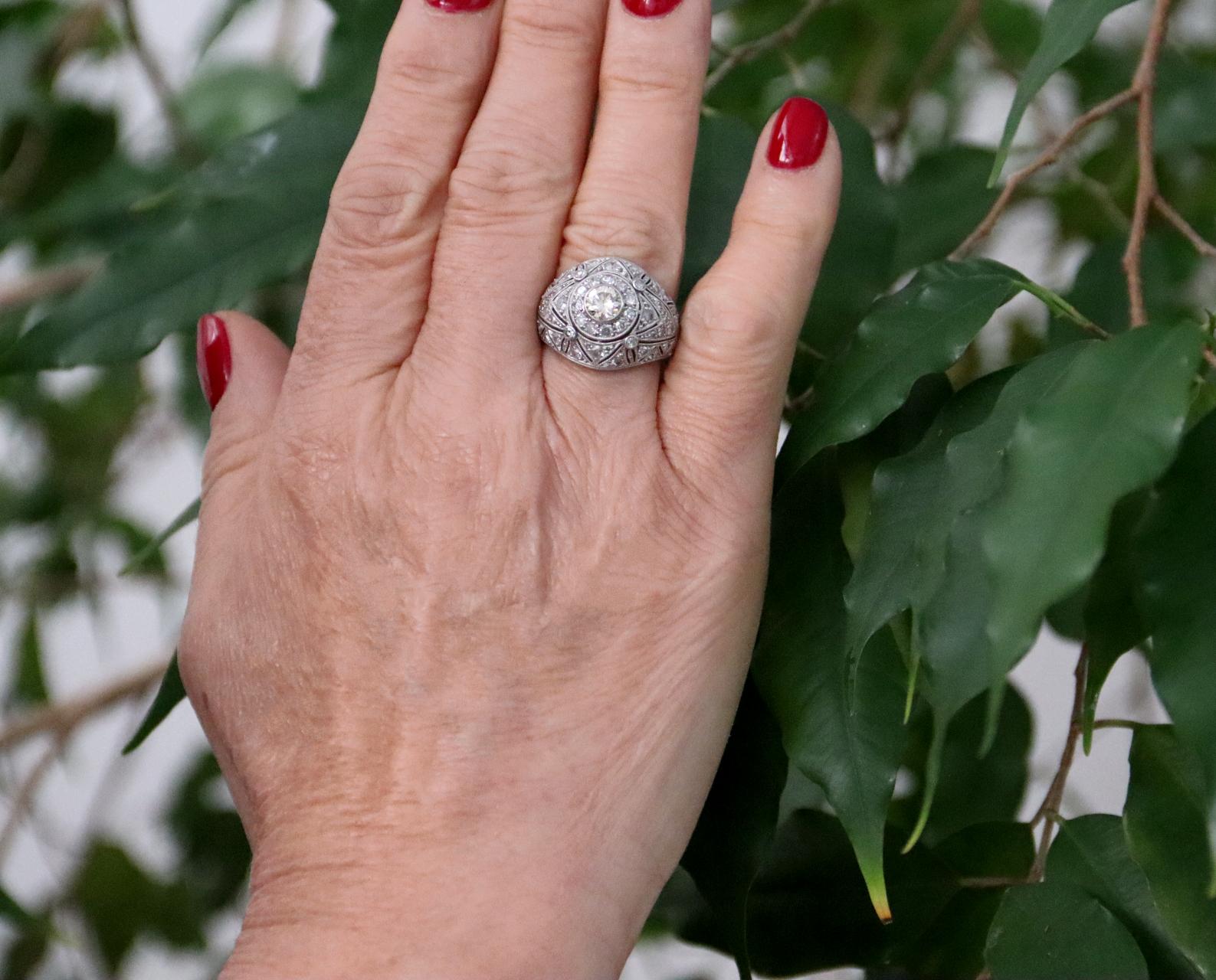 Bague cocktail artisanale en or blanc 18 carats et diamants en vente 3