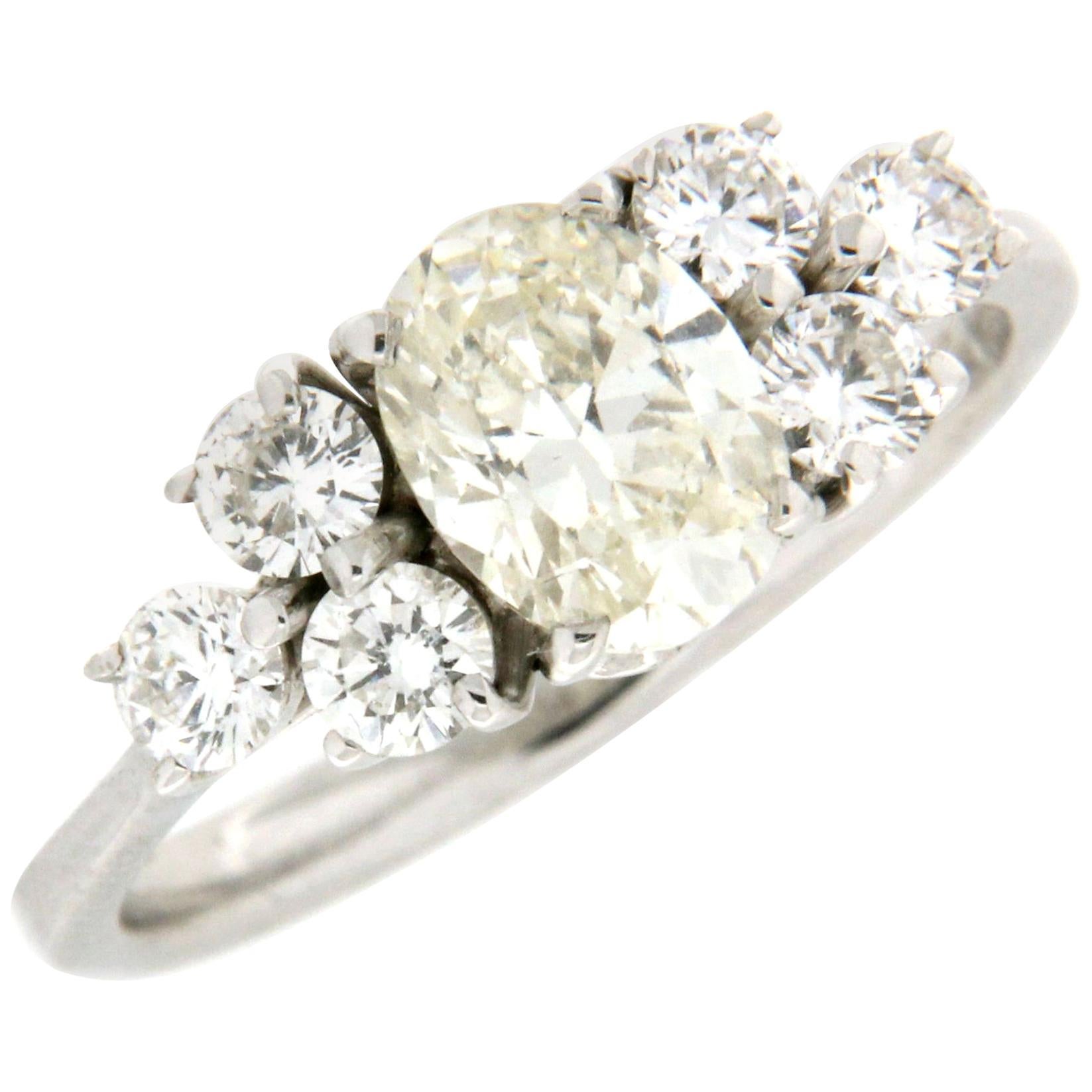 Bague de fiançailles artisanale en or blanc 18 carats avec diamants en vente