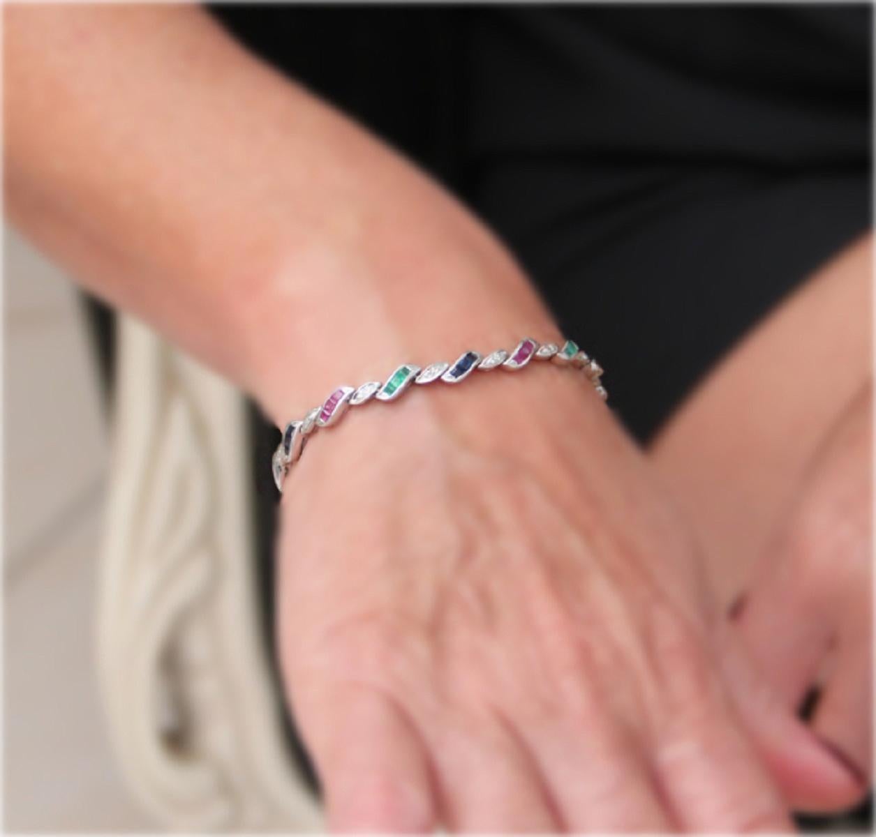 Bracelet manchette artisanal en or blanc 18 carats avec diamants, rubis, émeraudes et saphirs en vente 2