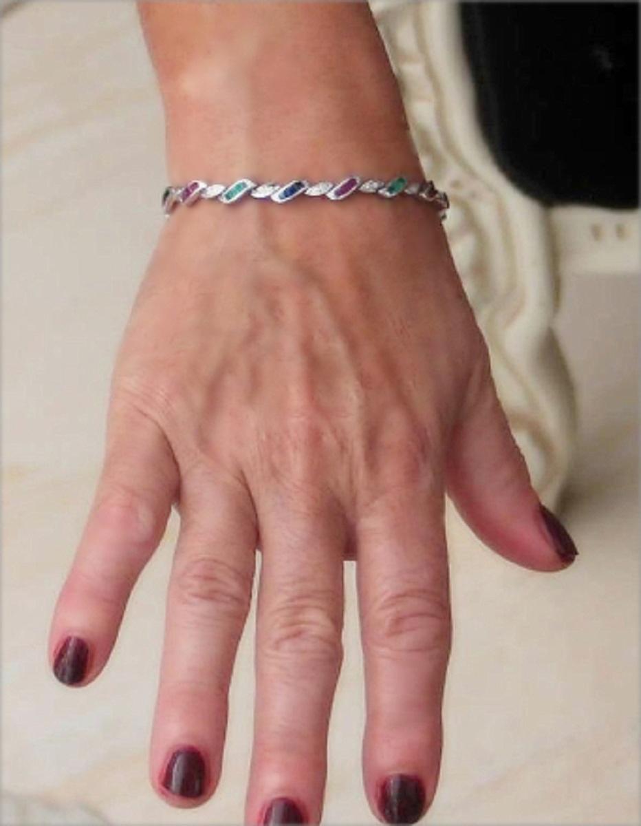 Bracelet manchette artisanal en or blanc 18 carats avec diamants, rubis, émeraudes et saphirs en vente 6