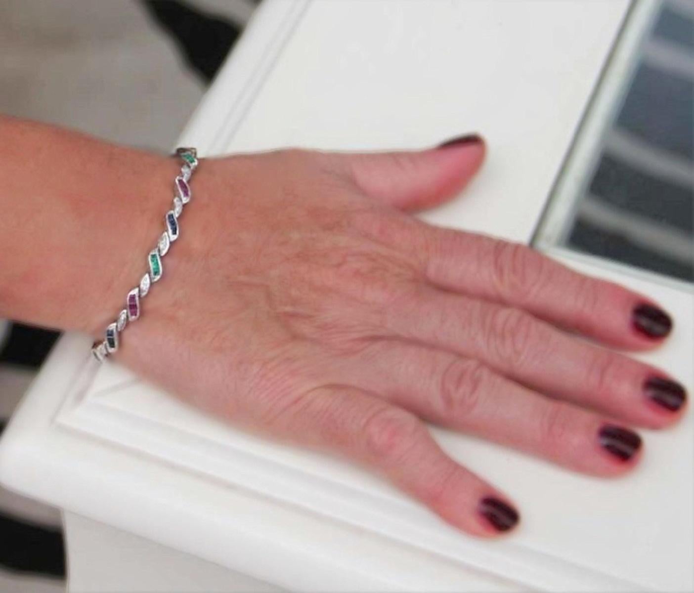 Bracelet manchette artisanal en or blanc 18 carats avec diamants, rubis, émeraudes et saphirs en vente 3