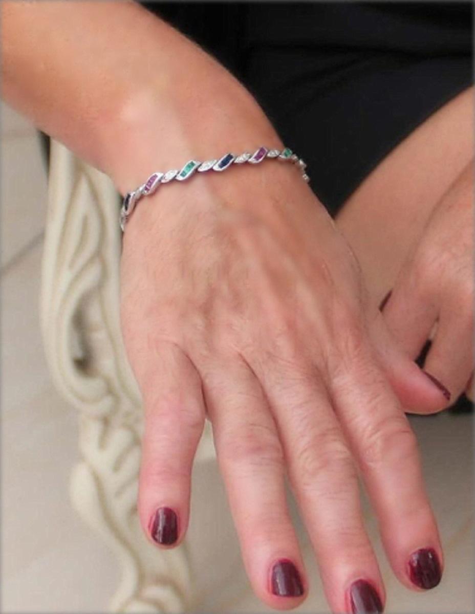 Bracelet manchette artisanal en or blanc 18 carats avec diamants, rubis, émeraudes et saphirs en vente 5