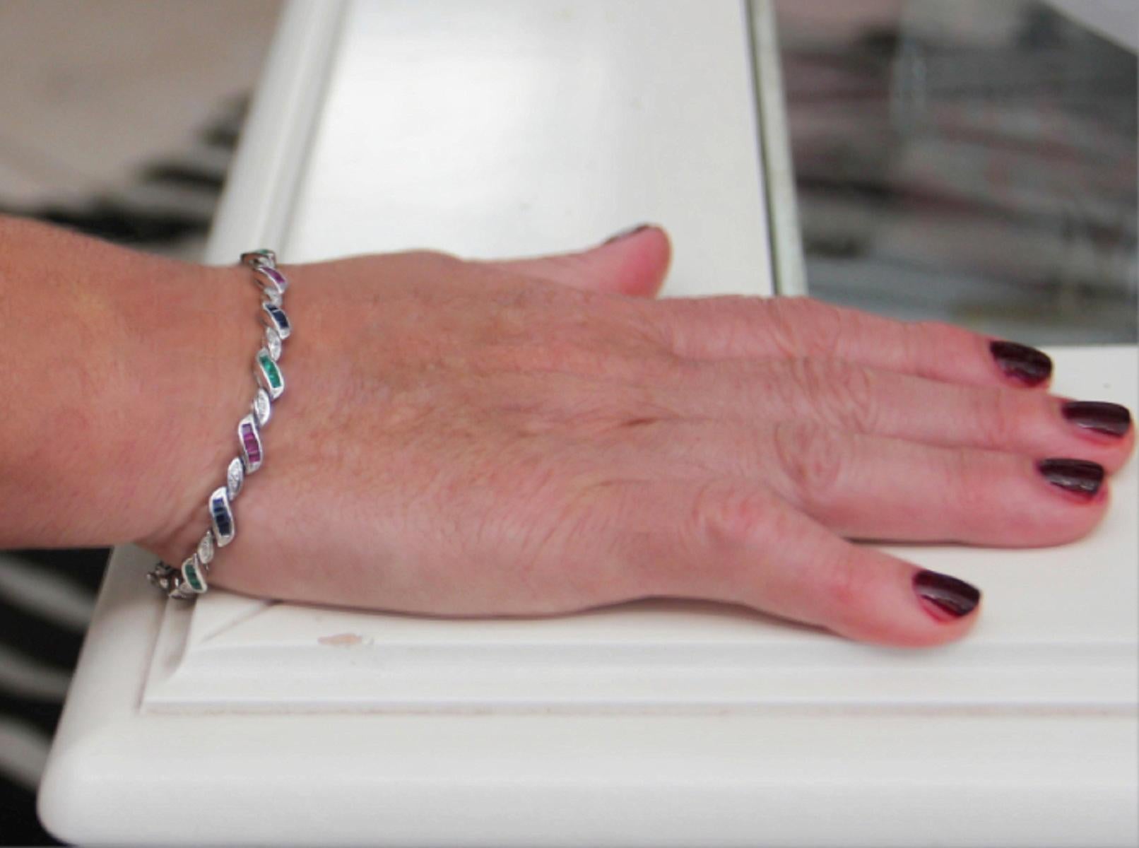 Bracelet manchette artisanal en or blanc 18 carats avec diamants, rubis, émeraudes et saphirs en vente 7