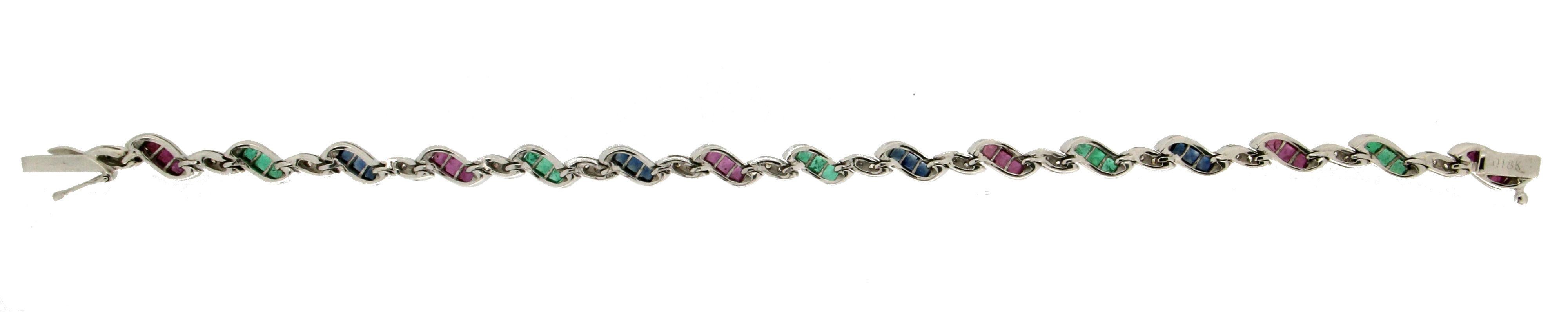 Bracelet manchette artisanal en or blanc 18 carats avec diamants, rubis, émeraudes et saphirs Neuf - En vente à Marcianise, IT