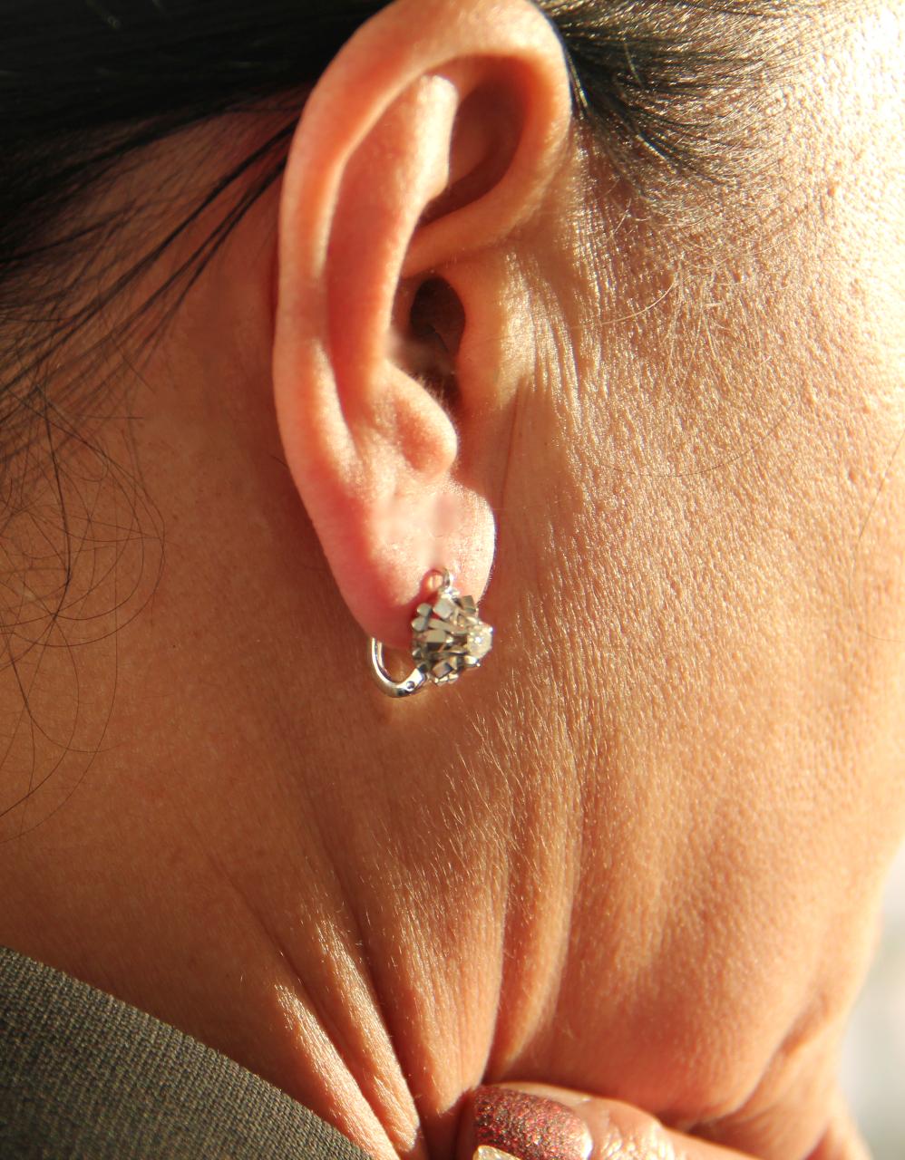 Women's or Men's Handcraft 18 Karat White Gold Diamonds Stud Earrings For Sale