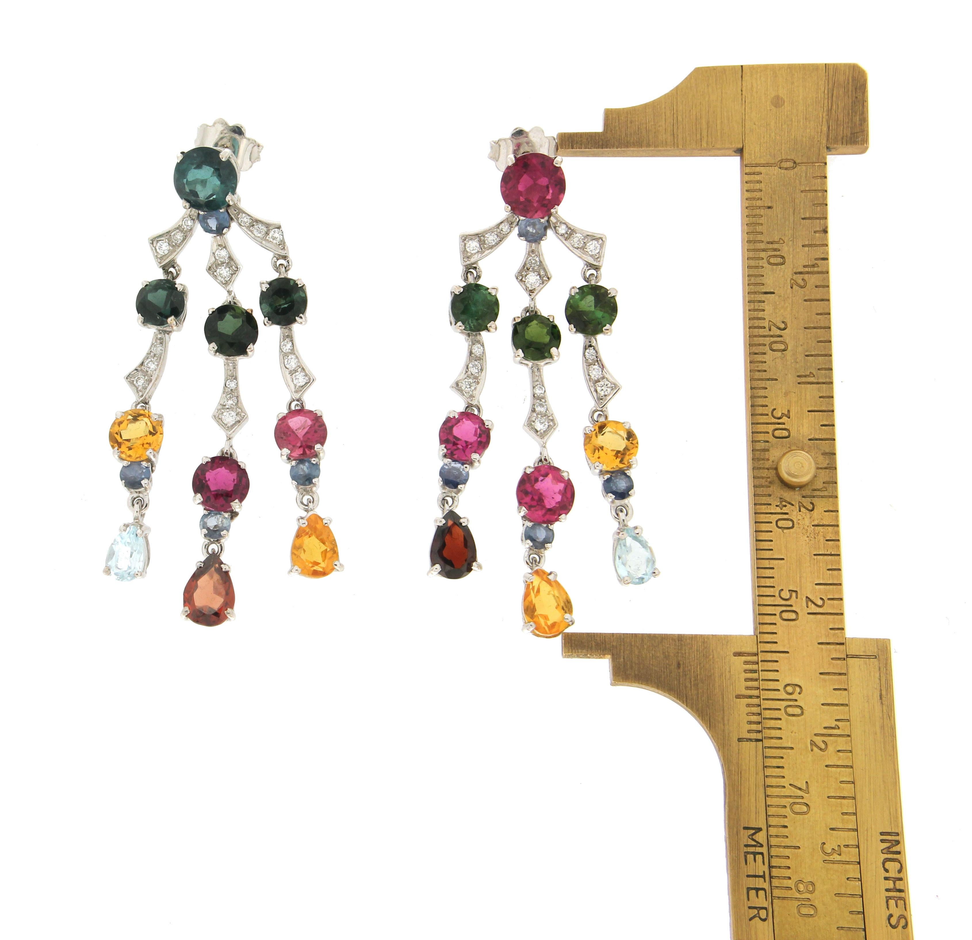 Artisan Boucles d'oreilles en goutte artisanales en or blanc 18 carats avec diamants, tourmalines et saphirs en vente