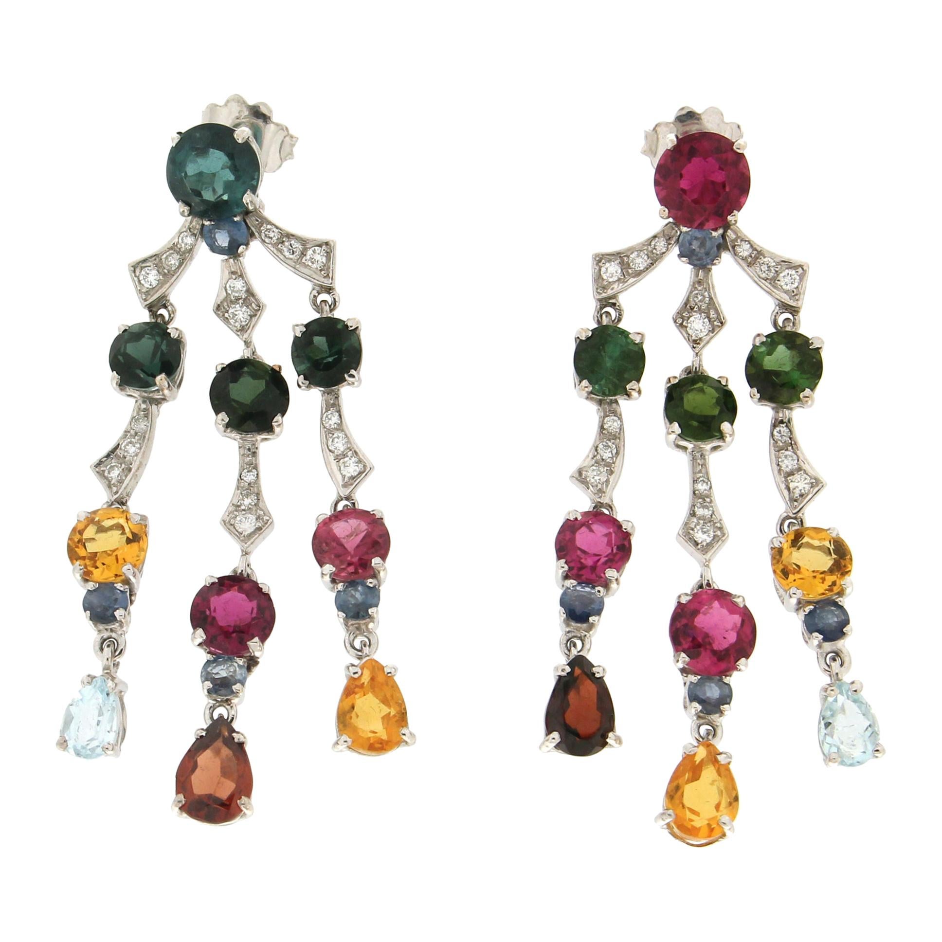 Boucles d'oreilles en goutte artisanales en or blanc 18 carats avec diamants, tourmalines et saphirs