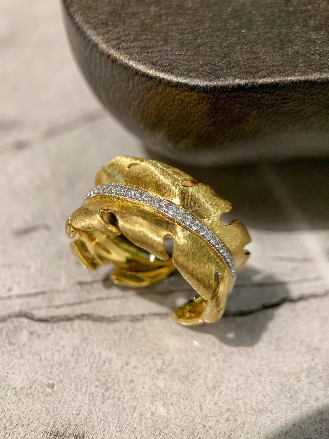 Modern Handcraft 18K Gold Leaf-Shaped Natural Diamond Ring For Sale