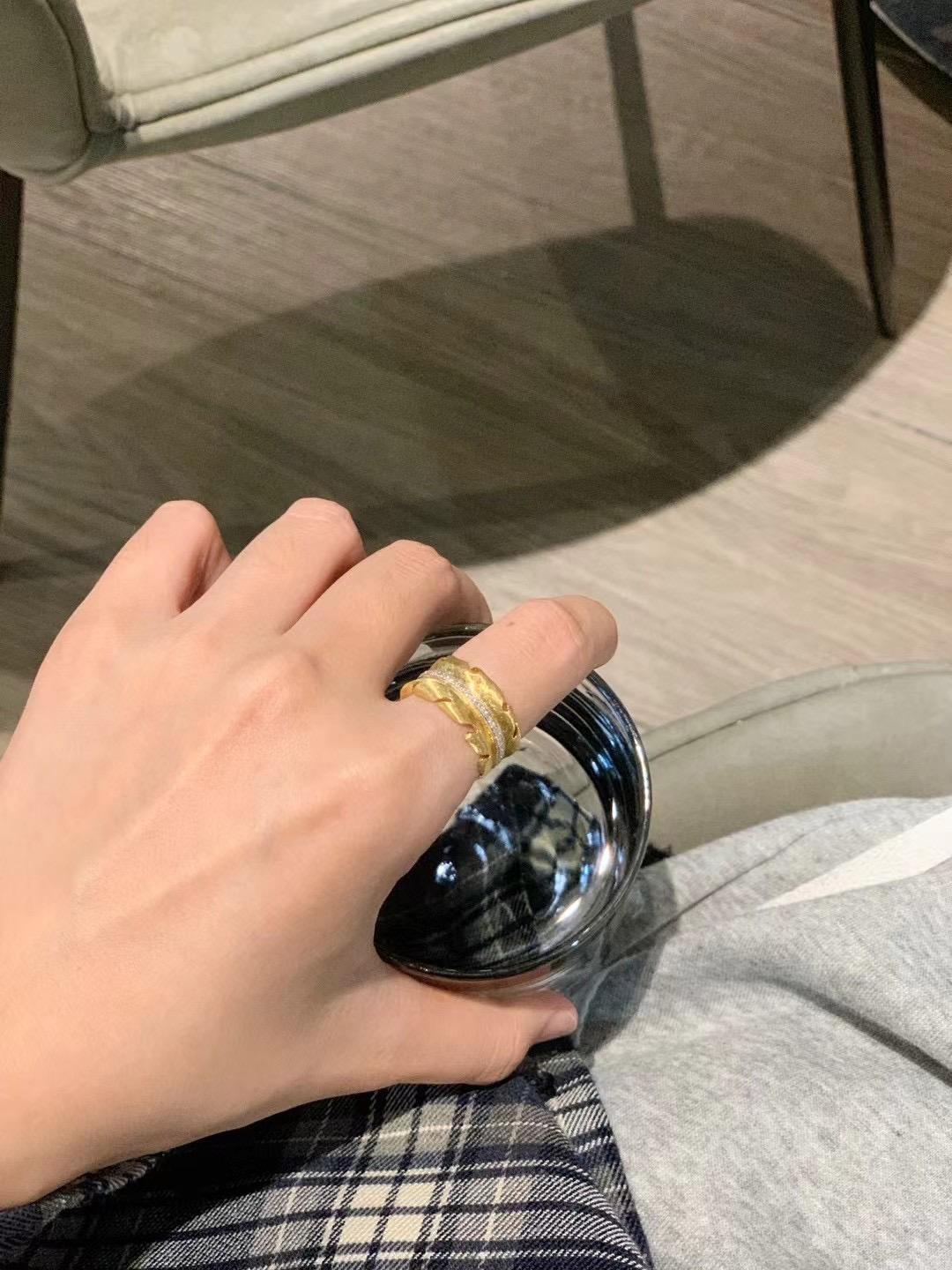 Round Cut Handcraft 18K Gold Leaf-Shaped Natural Diamond Ring For Sale
