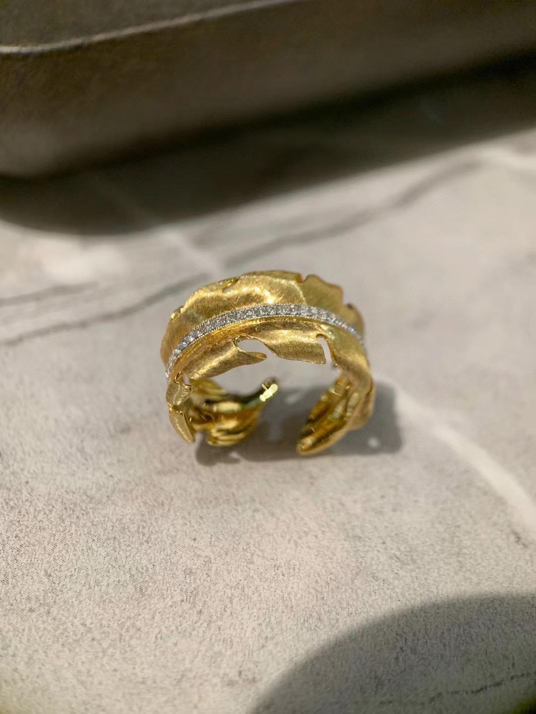 Handcraft 18K Gold Leaf-Shaped Natural Diamond Ring In New Condition For Sale In Kowloon, HK