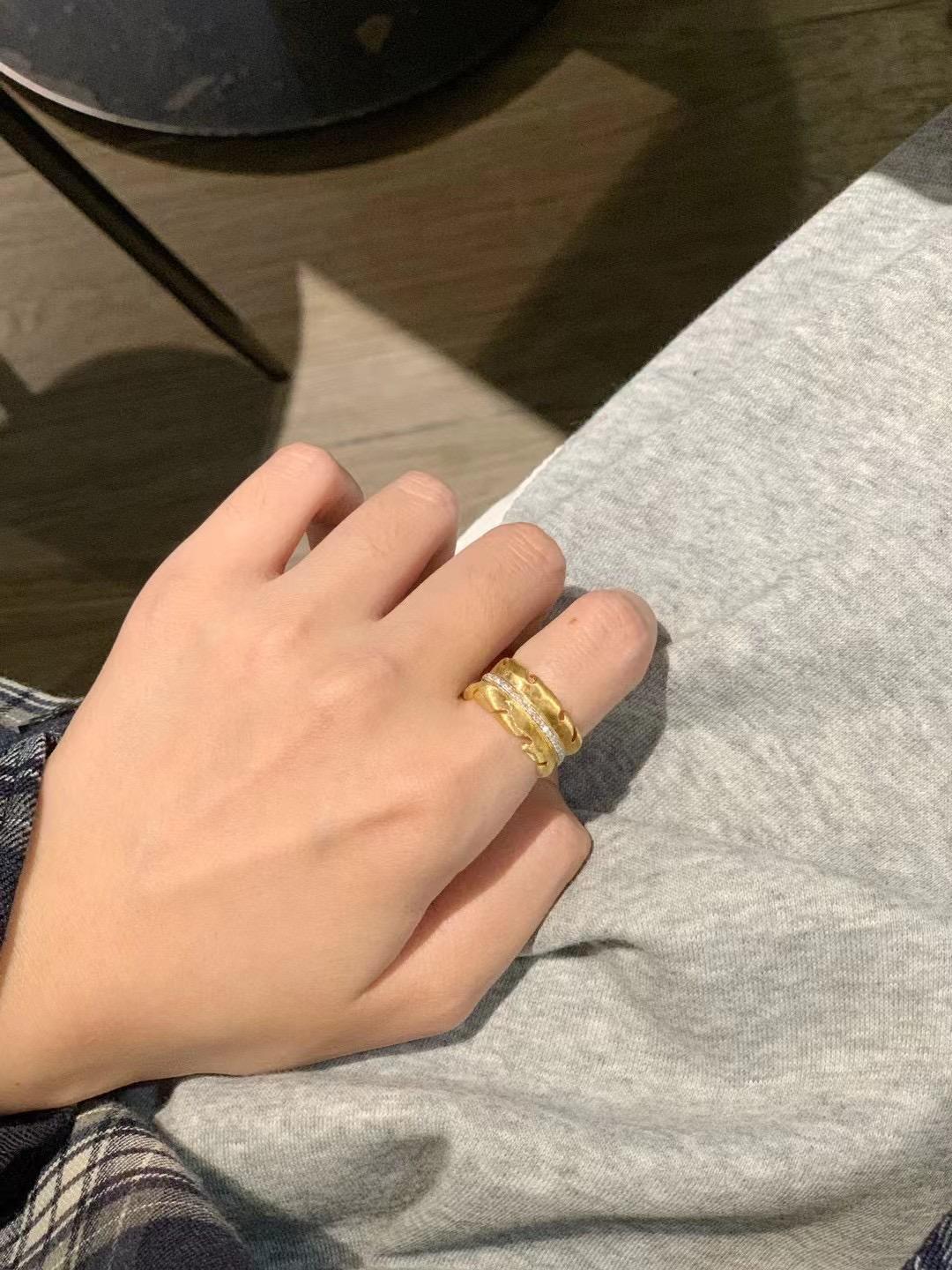 Women's or Men's Handcraft 18K Gold Leaf-Shaped Natural Diamond Ring For Sale