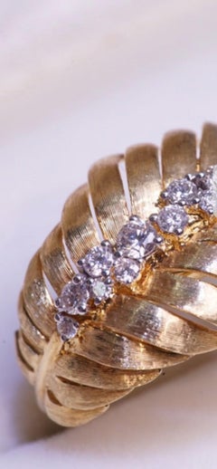 Handcraft 18K Yellow Gold Wire Leather-Shaped Ring with Diamonds