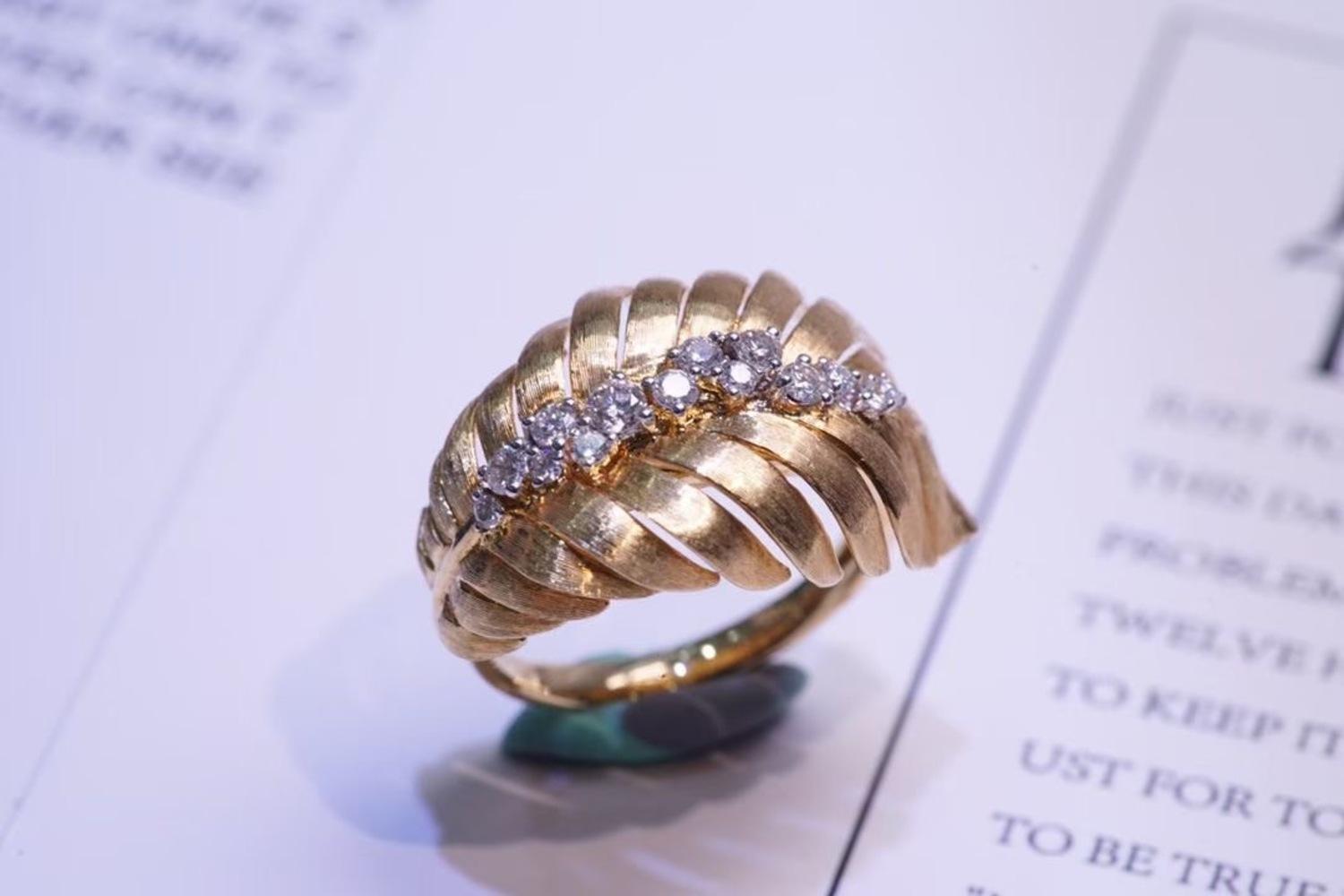 Anillo artesanal de oro amarillo de 18 quilates con forma de cuero y diamantes Moderno en venta