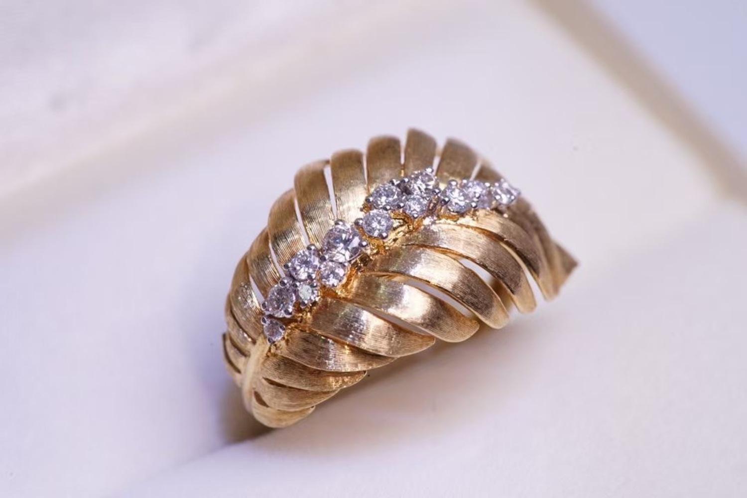 Anillo artesanal de oro amarillo de 18 quilates con forma de cuero y diamantes Corte redondo en venta