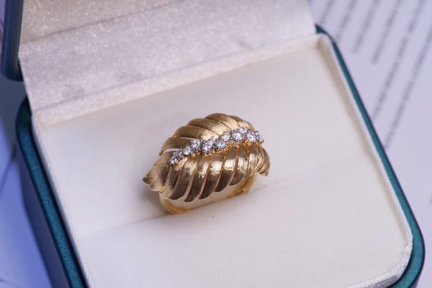 Anillo artesanal de oro amarillo de 18 quilates con forma de cuero y diamantes en Nuevo estado para la venta en Kowloon, HK