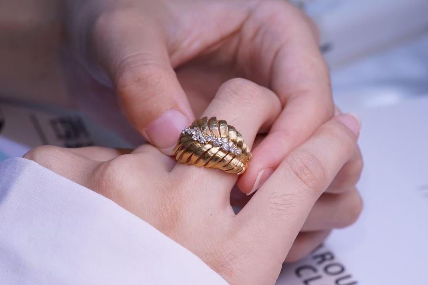 Anillo artesanal de oro amarillo de 18 quilates con forma de cuero y diamantes en venta 1