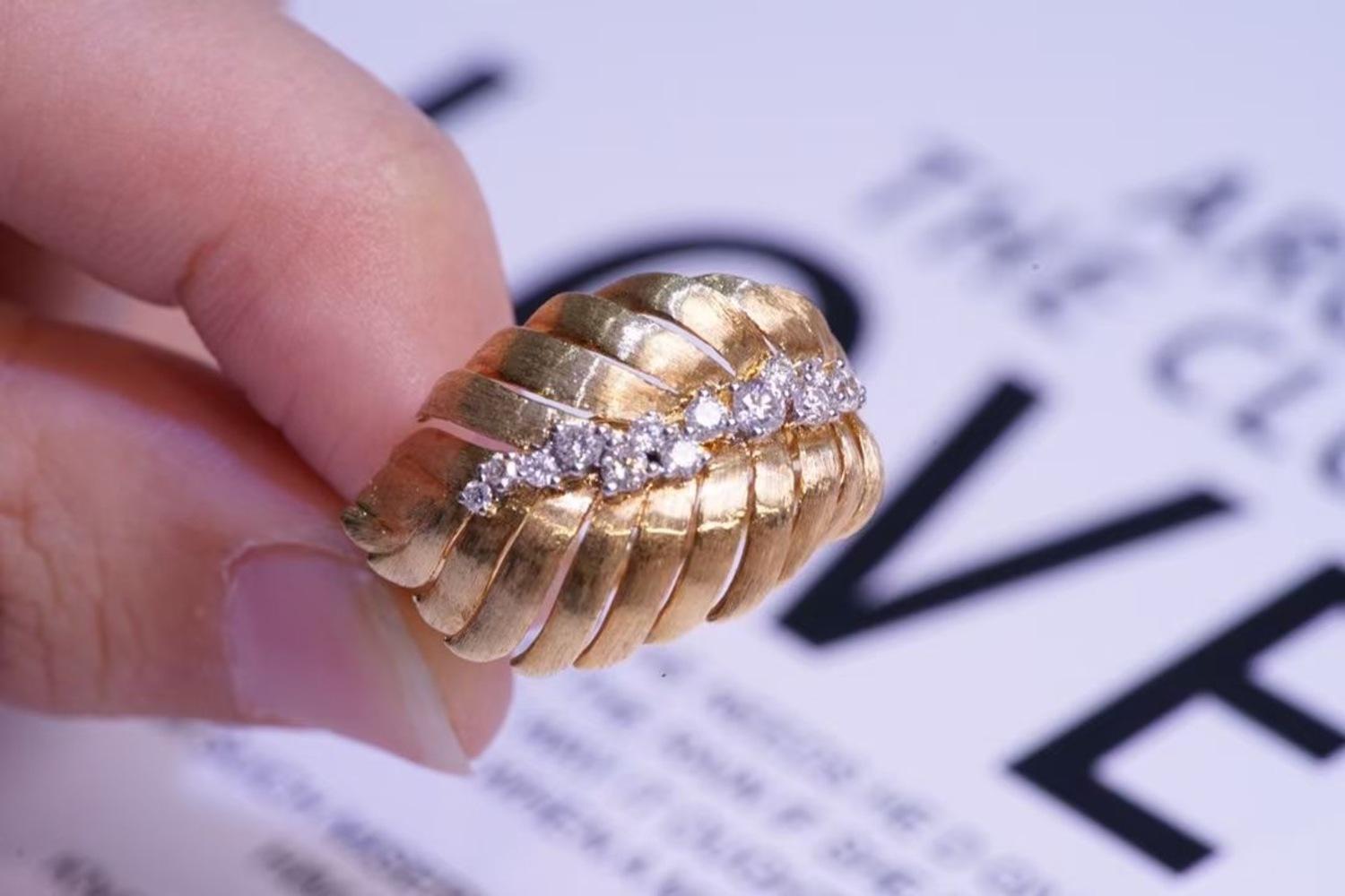 Anillo artesanal de oro amarillo de 18 quilates con forma de cuero y diamantes en venta 2