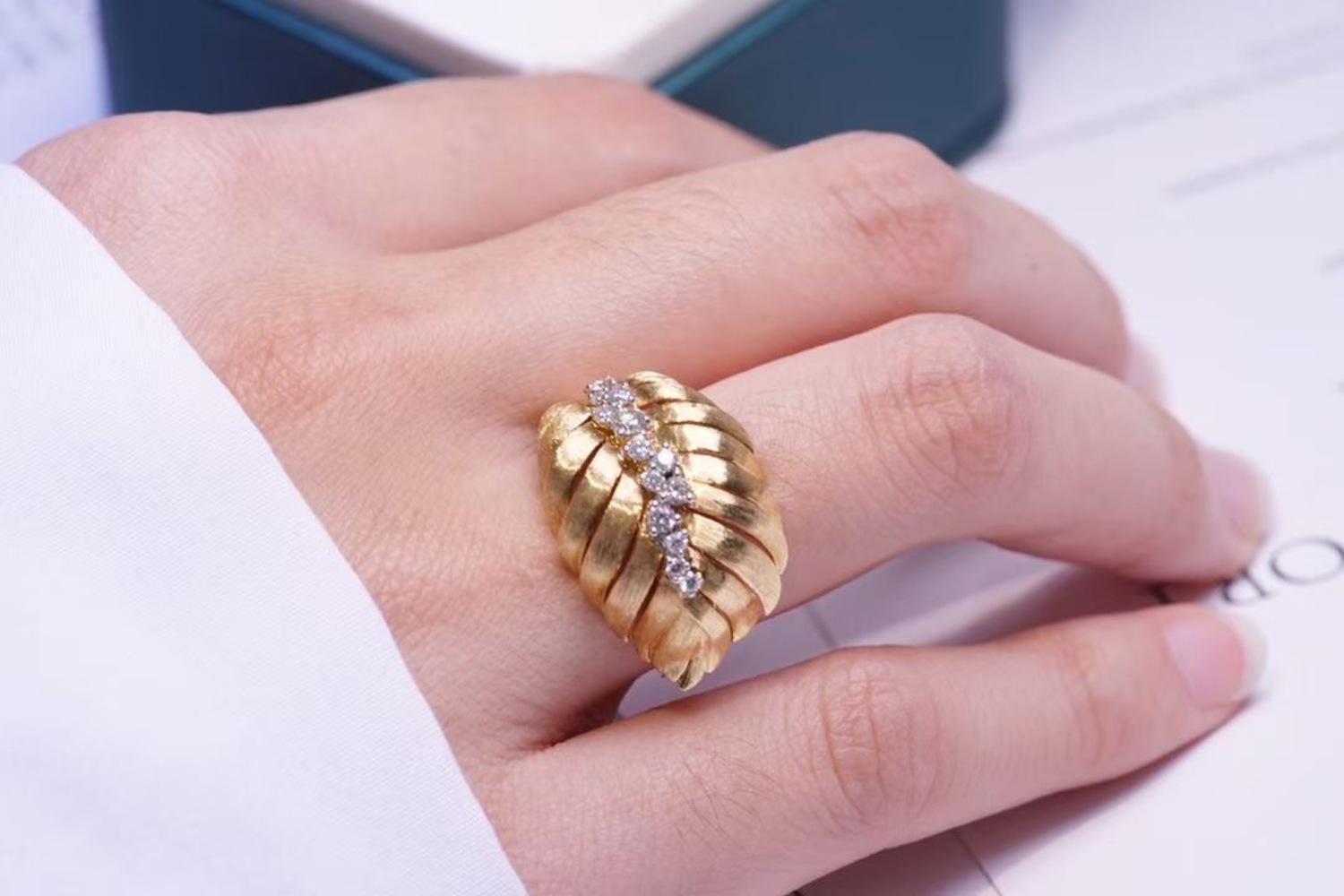 Anillo artesanal de oro amarillo de 18 quilates con forma de cuero y diamantes en venta 3