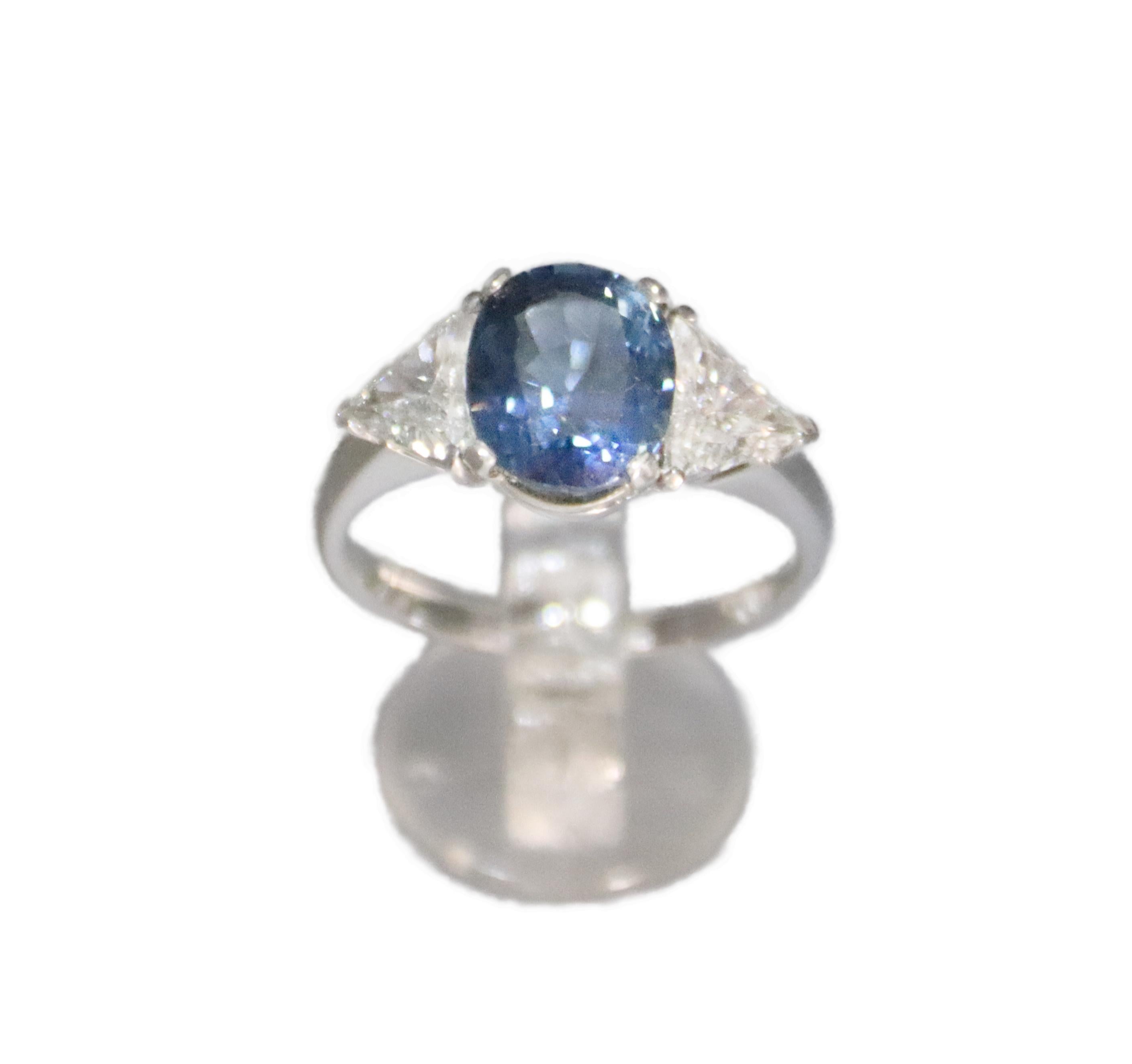 Handcraft 5.07 Karat Sapphire 18 Karat Gold Diamonds Triangles Cocktail Ring For Sale 7