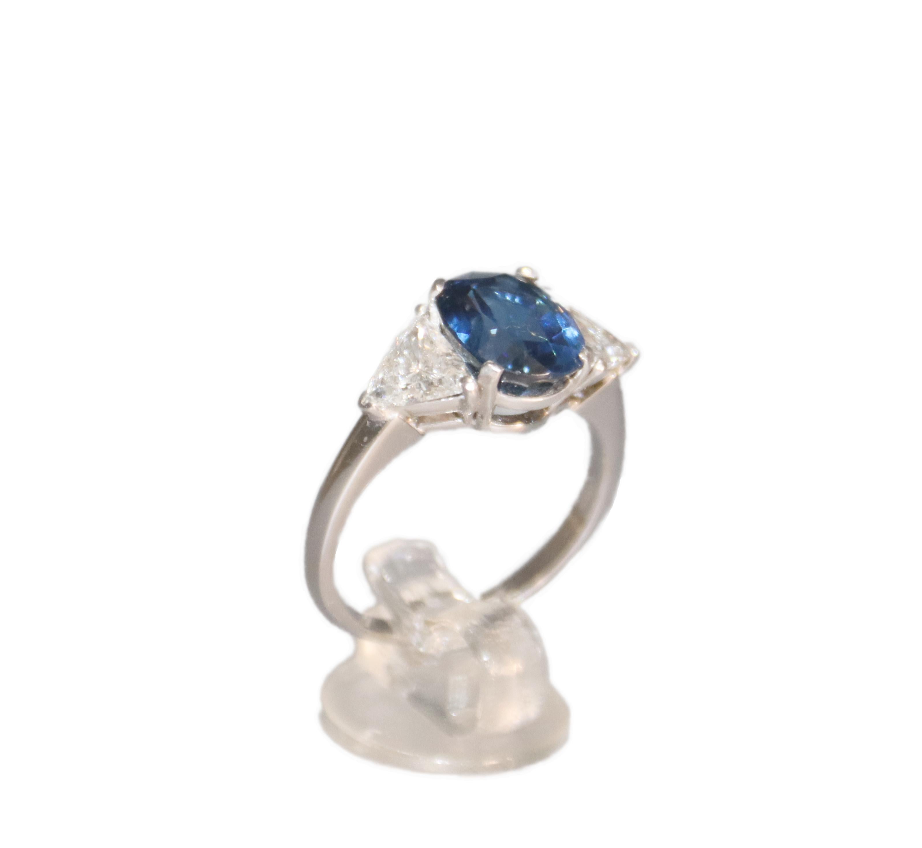 Handcraft 5.07 Karat Sapphire 18 Karat Gold Diamonds Triangles Cocktail Ring For Sale 8
