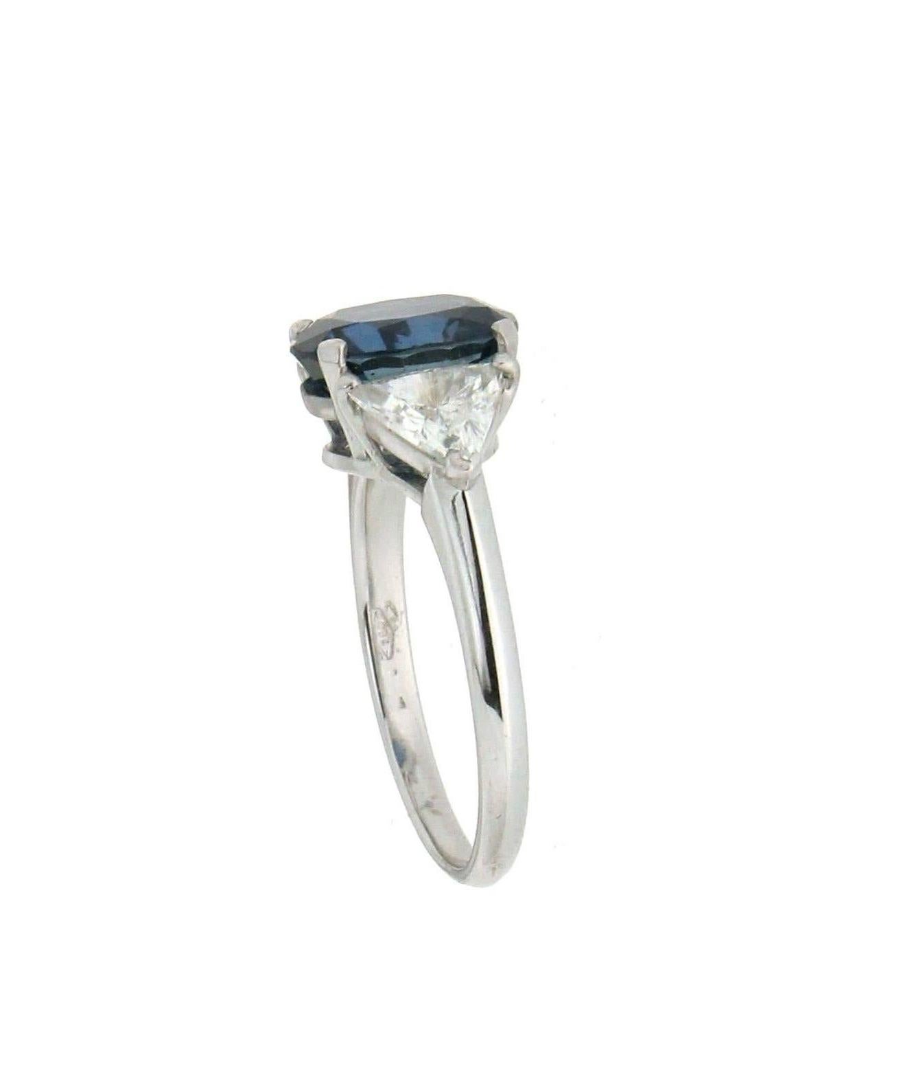 Artisan Handcraft 5.07 Karat Sapphire 18 Karat Gold Diamonds Triangles Cocktail Ring For Sale