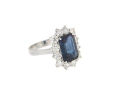 Handcraft 5.86 Karat Ceylon Sapphire 18 Karat Gold Diamonds Cocktail Ring