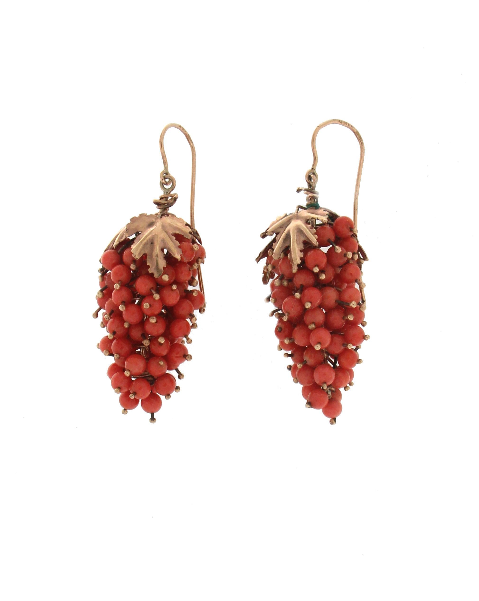 Perle Boucles d'oreilles pendantes corail et pomme de pin en or jaune 9 carats Handcraft en vente
