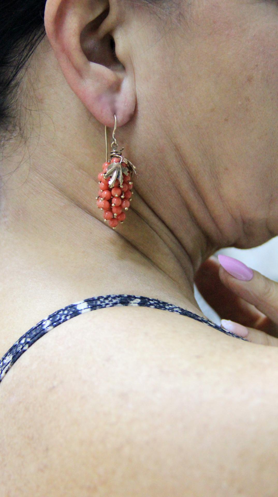 Handcraft 9 Karat Yellow Gold Coral Pine Cone Drop Earrings In New Condition For Sale In Marcianise, IT