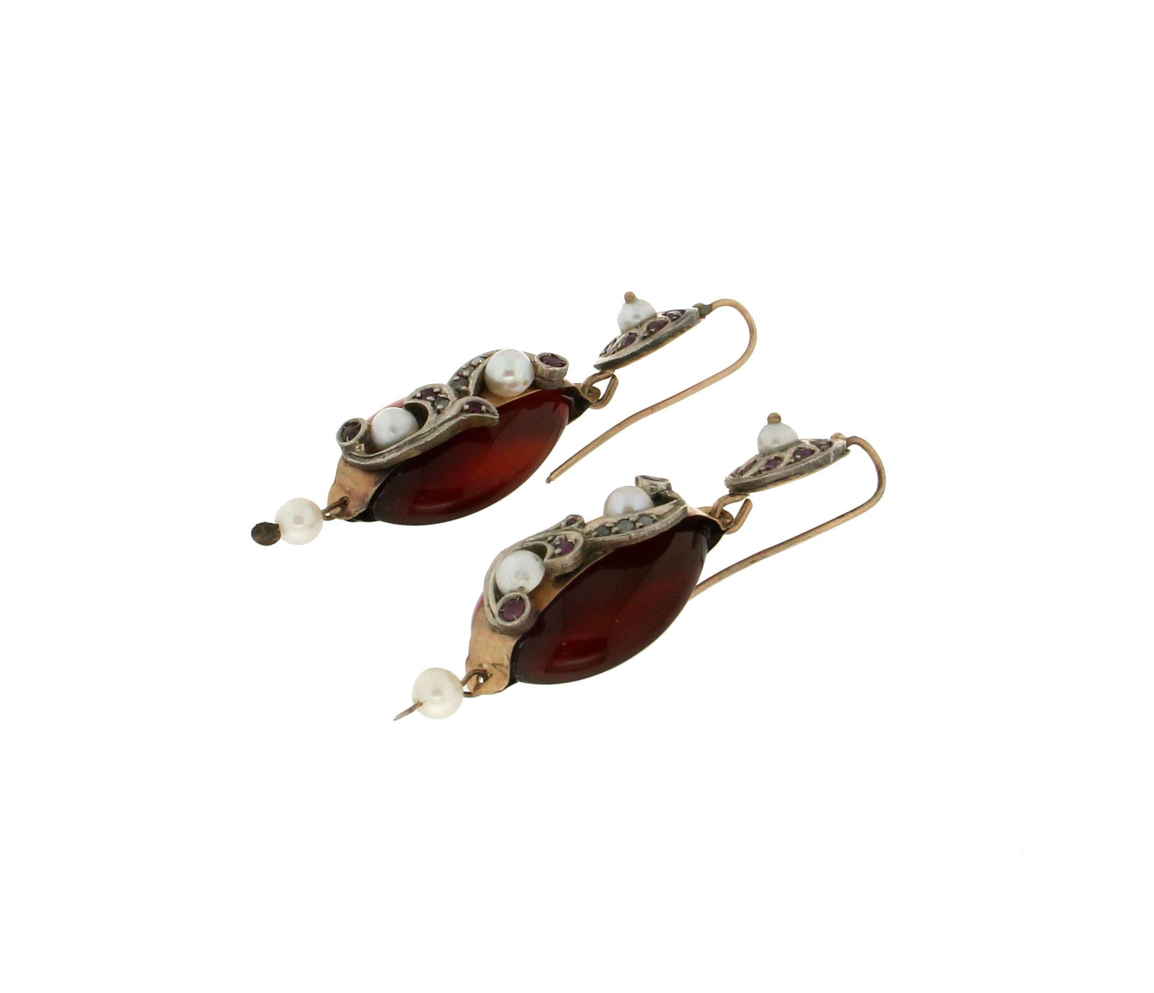 For any problems related to some materials contained in the items that do not allow shipping and require specific documents that require a particular period, please contact the seller with a private message to solve the problem.
Earring that recalls