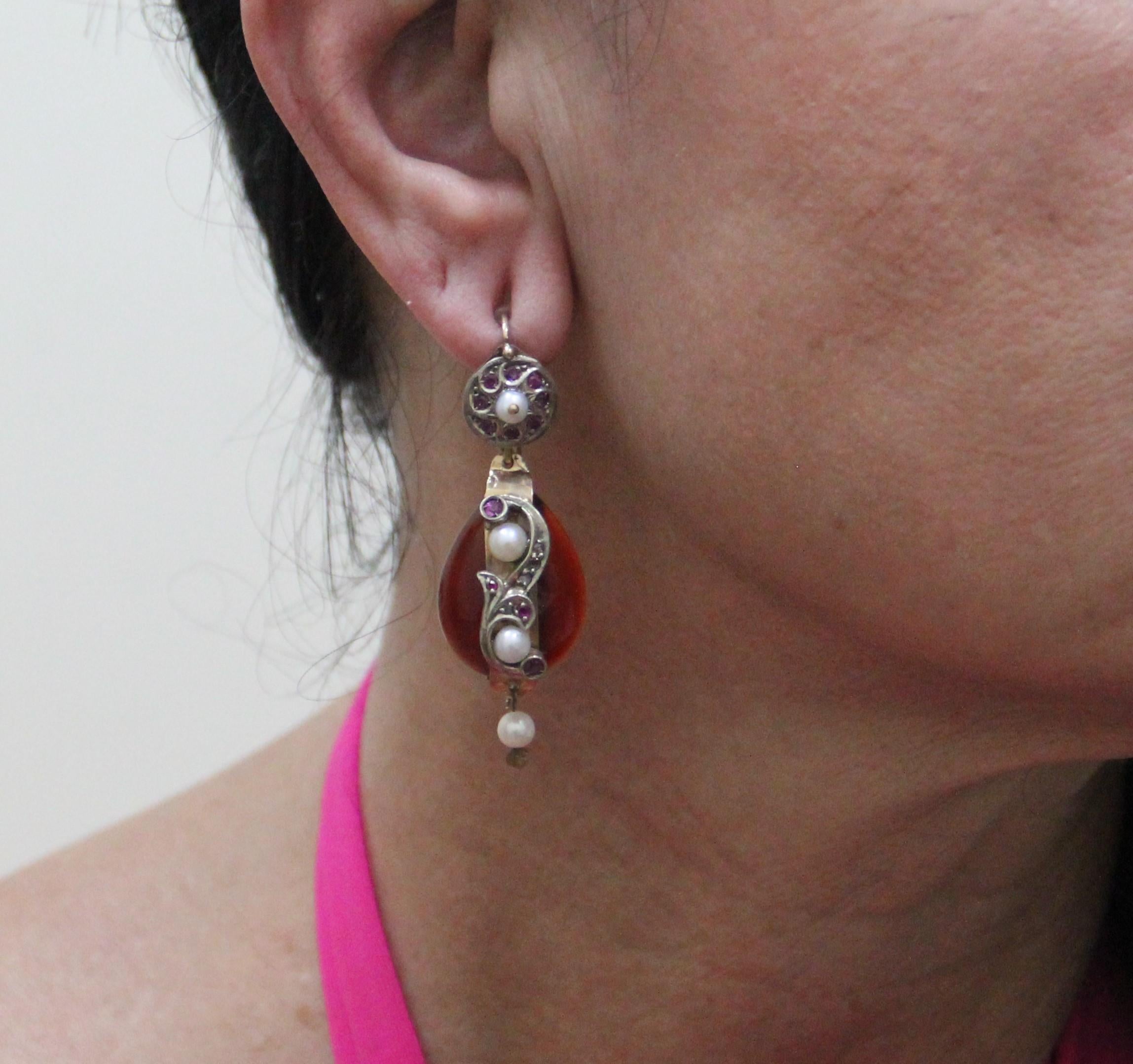 Handgefertigte Ohrringe aus 9 Karat Gelbgold mit Diamanten, Rubinen und Karneolperlen für Damen oder Herren im Angebot