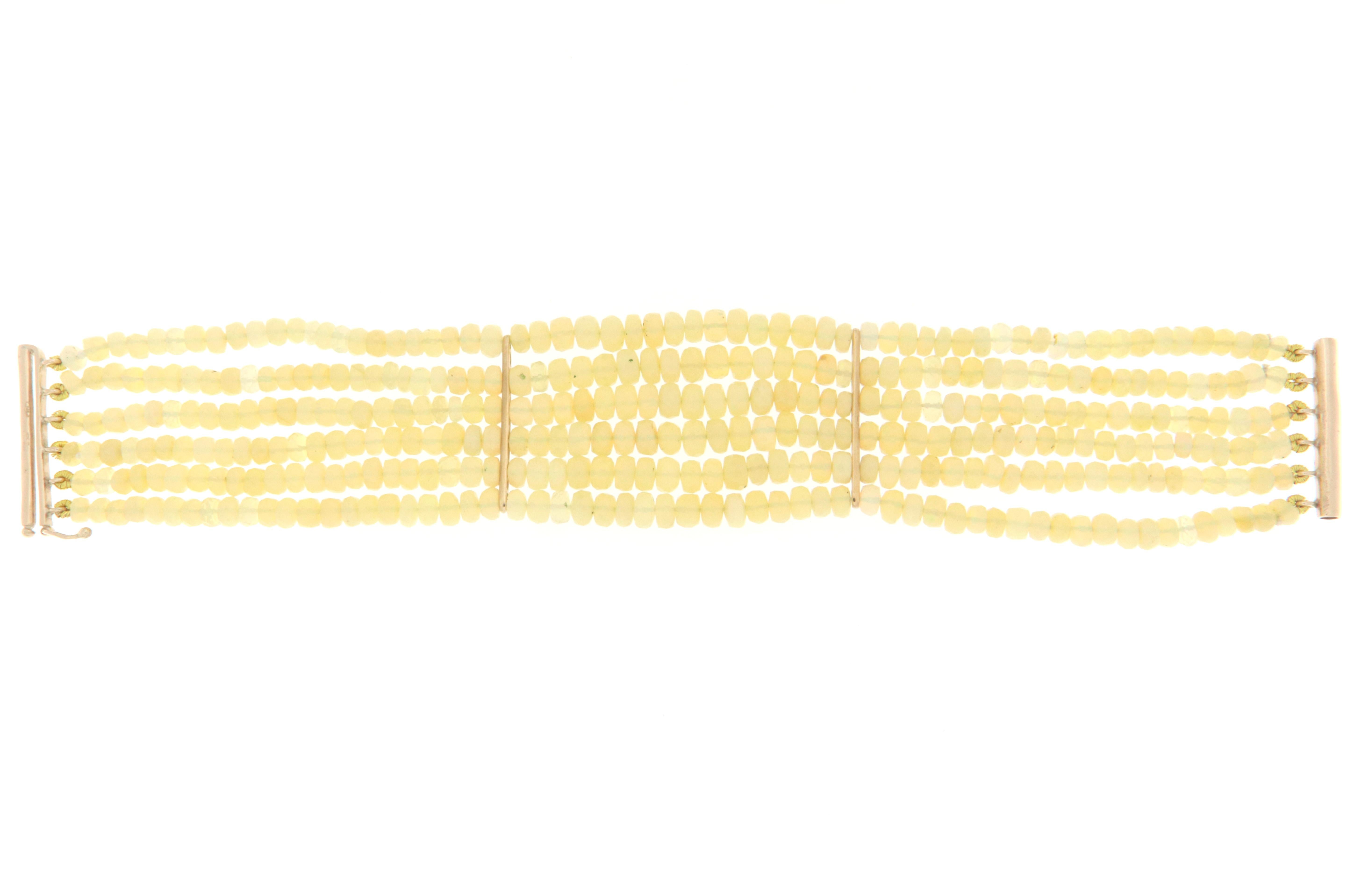 Handgefertigtes Perlenarmband aus 9 Karat Gelbgold.  Handgefertigt von unseren Handwerkern mit natürlichen Opalen zusammengesetzt Perlen.

Nur Opale Gewicht 125 Karat
Gesamtgewicht des Armbands 30 Gramm 
Armband 19 cm (Länge)