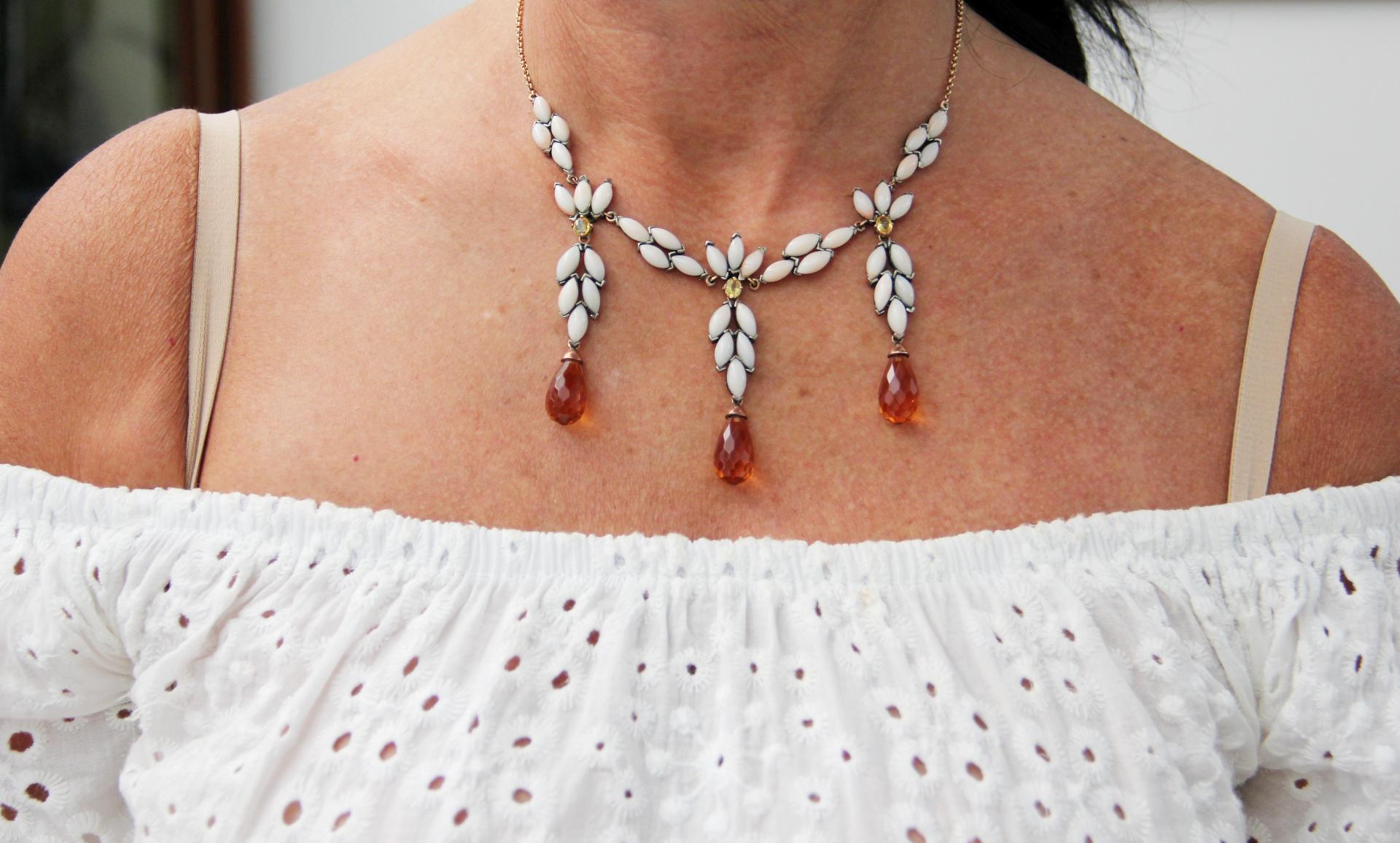 Collier en goutte artisanal en or jaune 9 carats, saphirs, corail et citrine Unisexe en vente