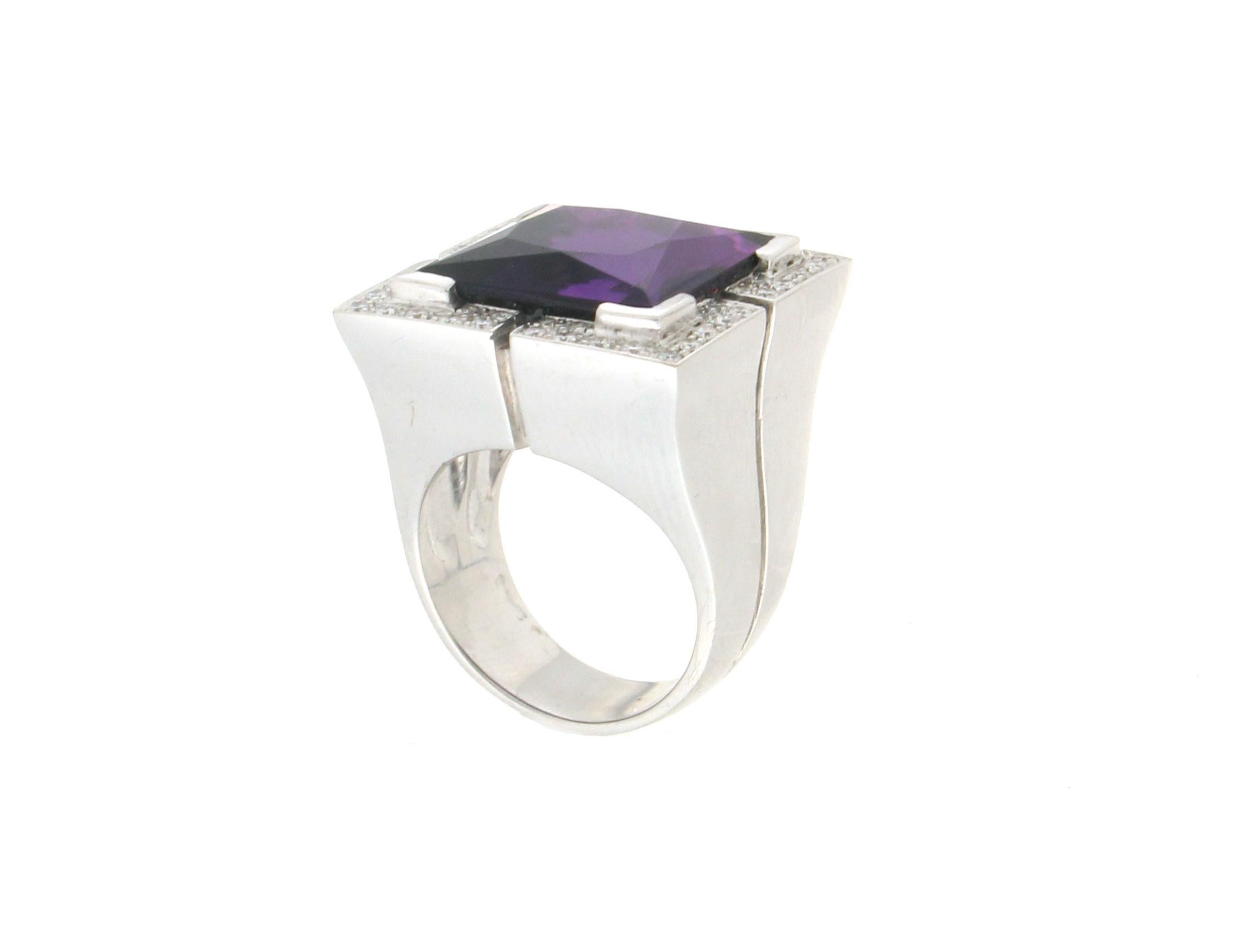 Taille carrée Bague cocktail artisanale en or blanc 18 carats avec améthyste et diamants en vente