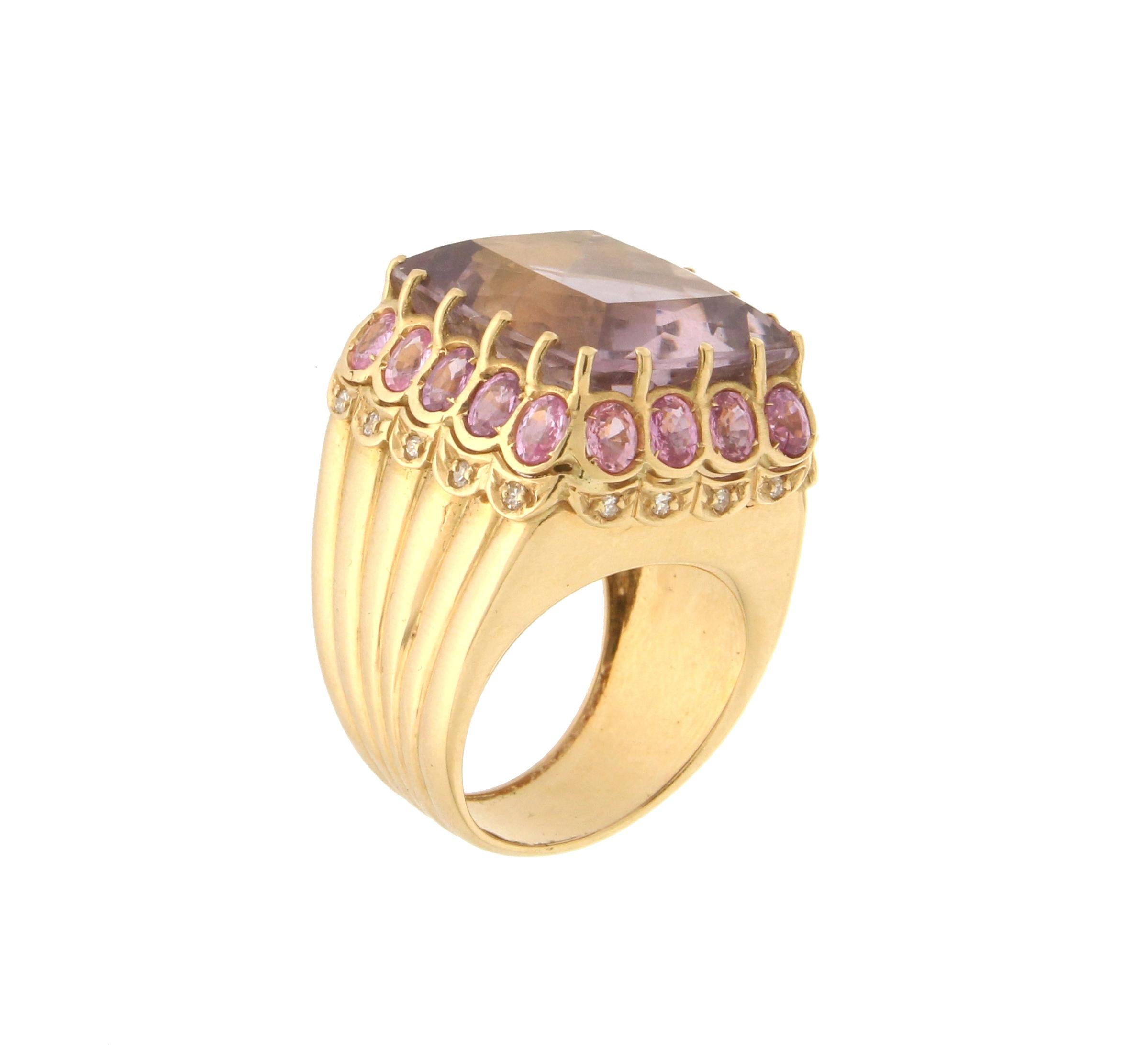 Anillo de Cóctel Artesanal Amatista 18 Kilates Oro Amarillo Diamantes Zafiros Rosas Artesano en venta