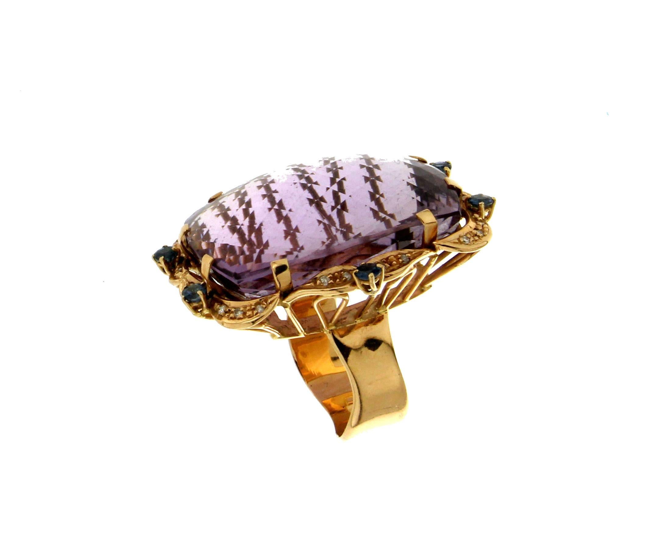 Handgefertigter Cocktail-Ring, Amethyst 18 Karat Gelbgold Diamanten Saphiren (Gemischter Schliff) im Angebot