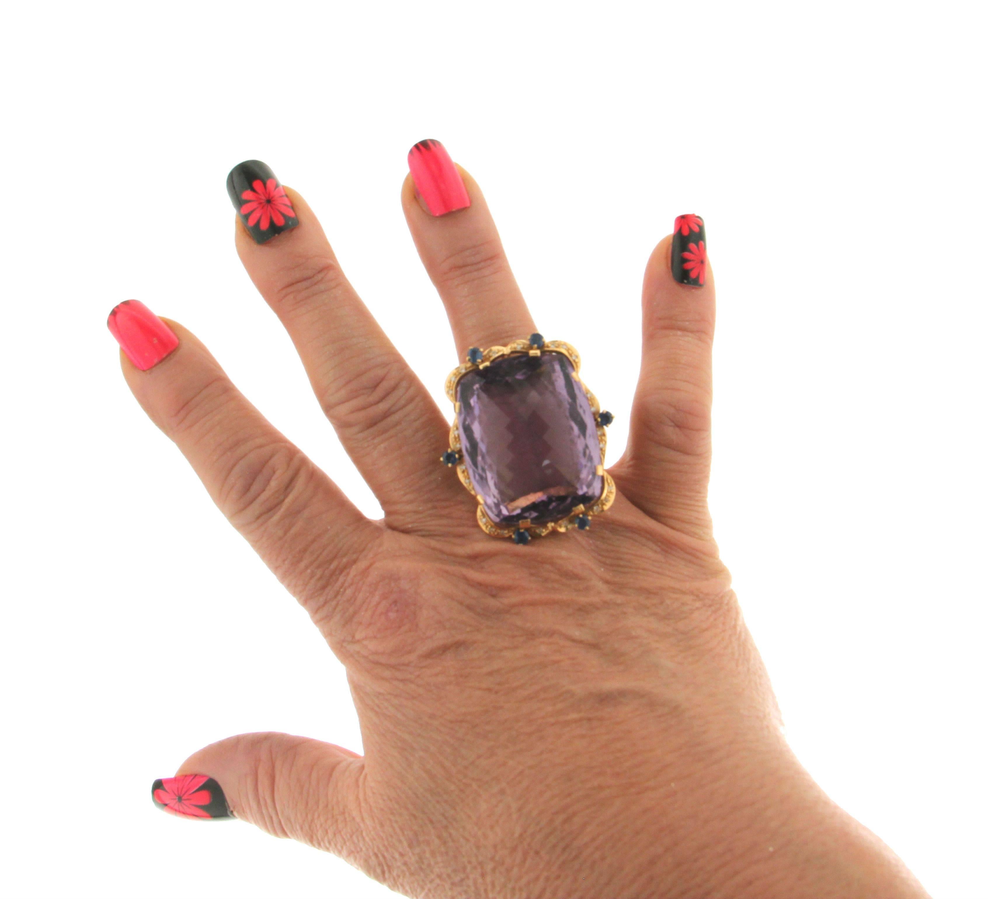 Handgefertigter Cocktail-Ring, Amethyst 18 Karat Gelbgold Diamanten Saphiren im Angebot 1