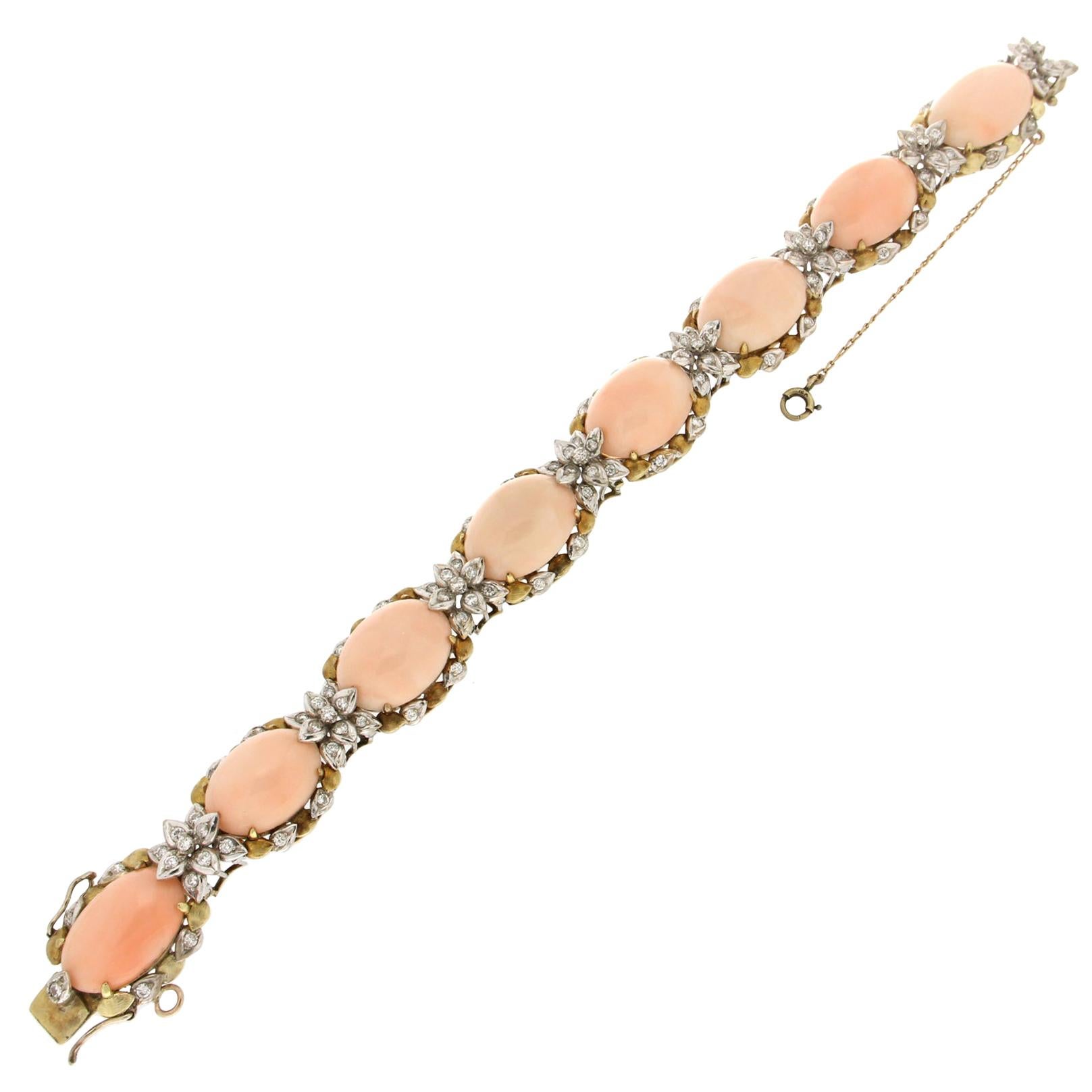 Bracelet manchette artisanal en or 18 carats avec diamants et corail peau d'ange