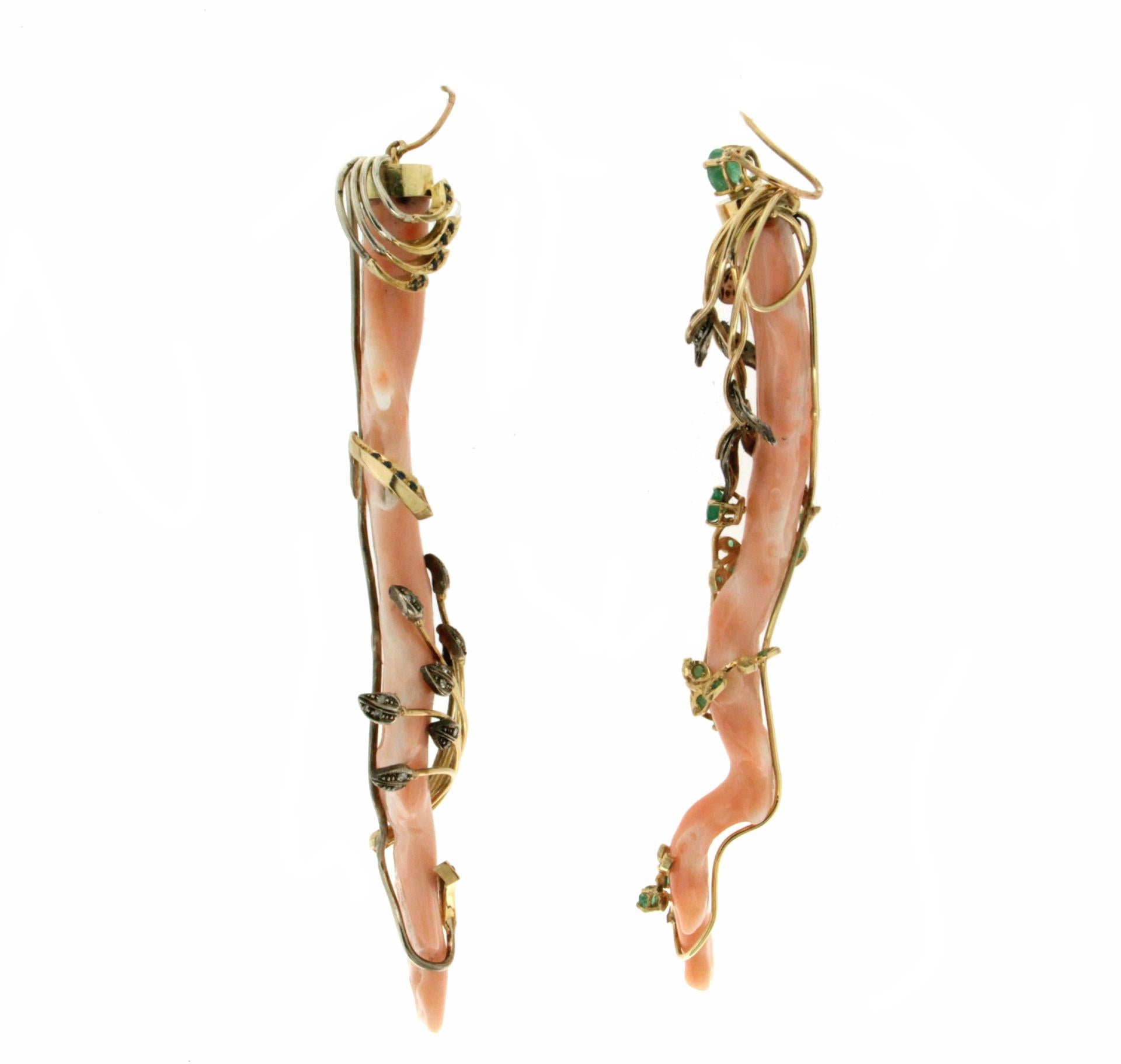 Handgefertigte Ohrgehänge aus 14 Karat Gelbgold mit Engelshaut-Korallenzweigen (Rundschliff) im Angebot