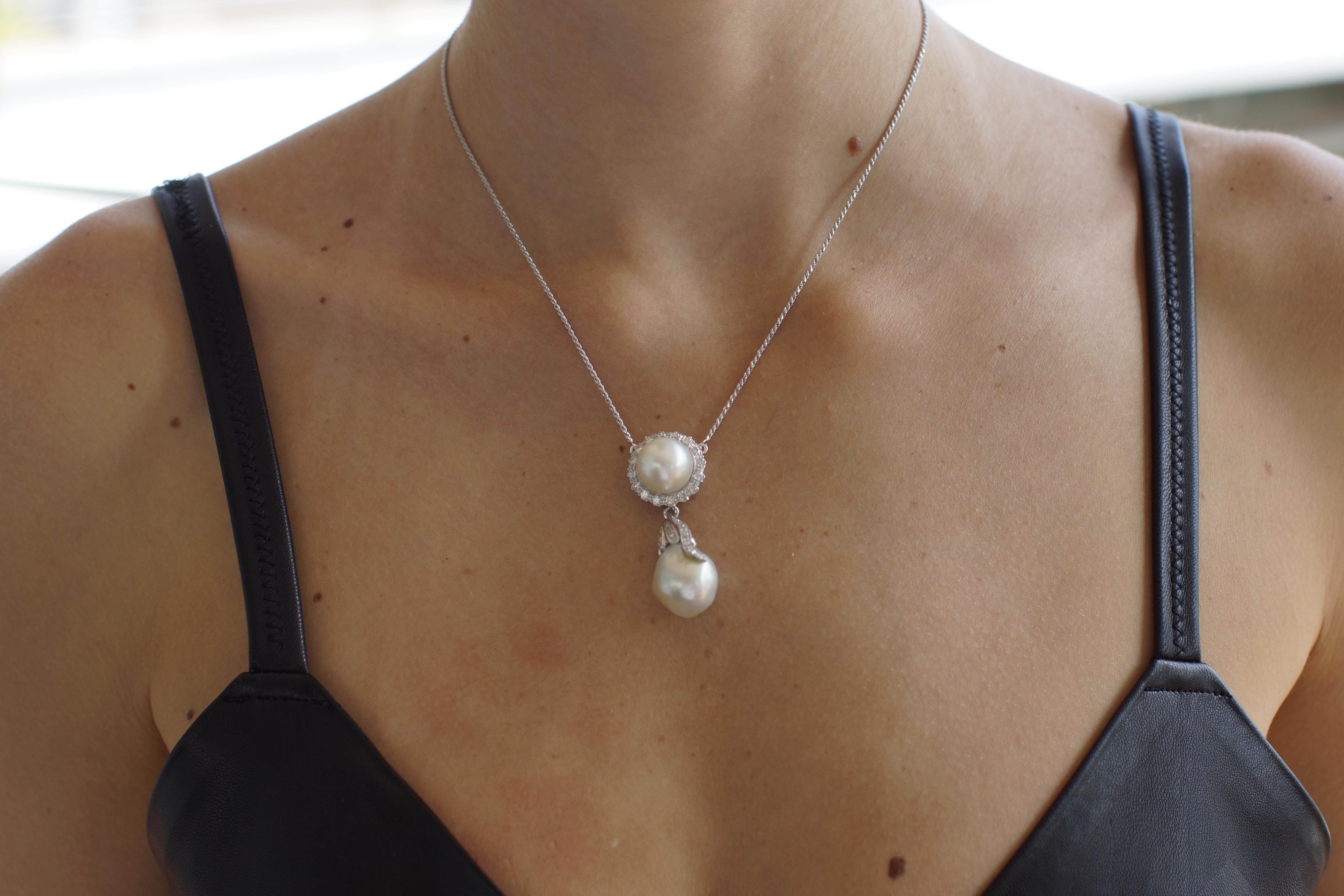 Collier pendentif artisanal en or blanc 18 carats avec perles baroques australiennes et diamants en vente 4