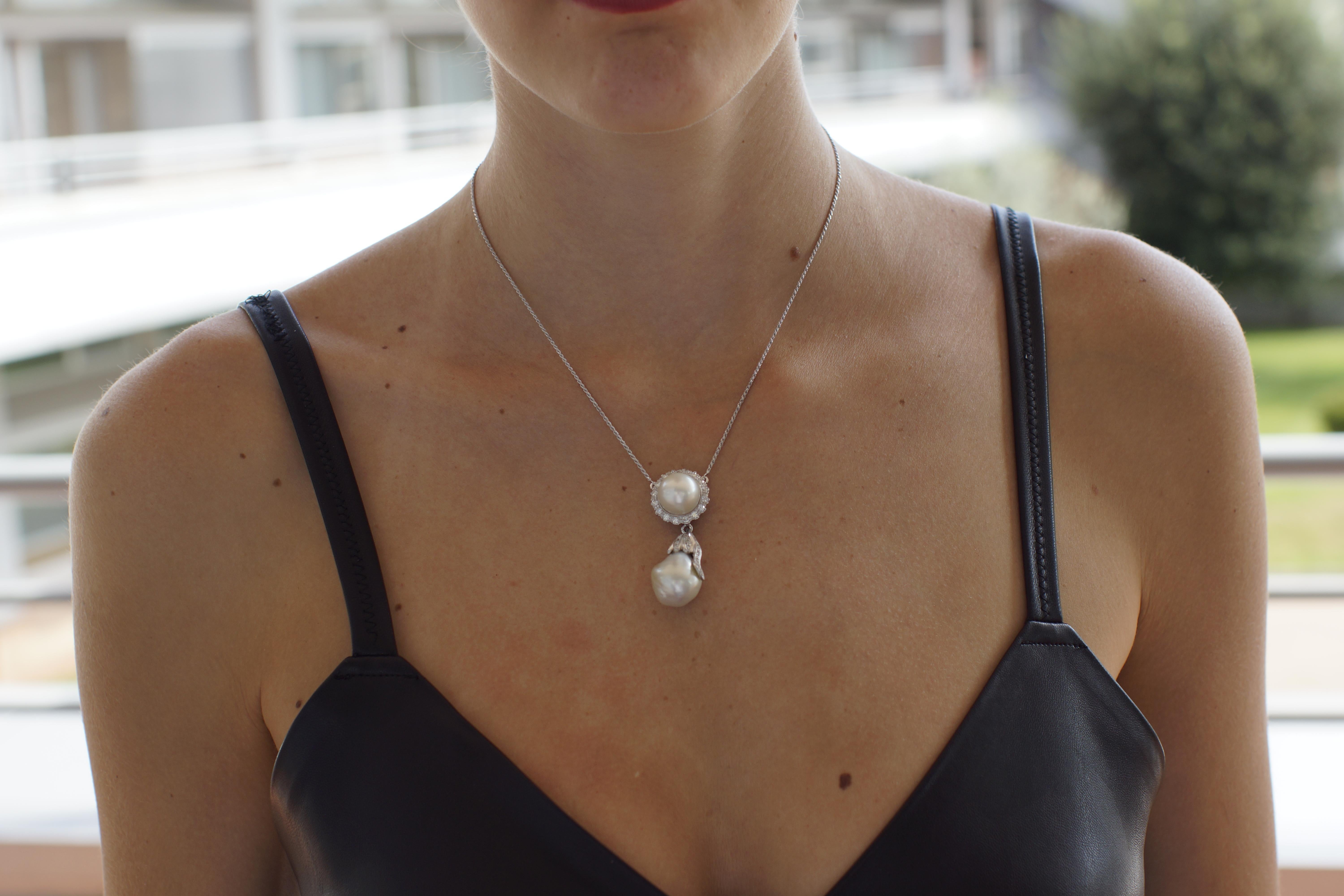 Collier pendentif artisanal en or blanc 18 carats avec perles baroques australiennes et diamants en vente 5