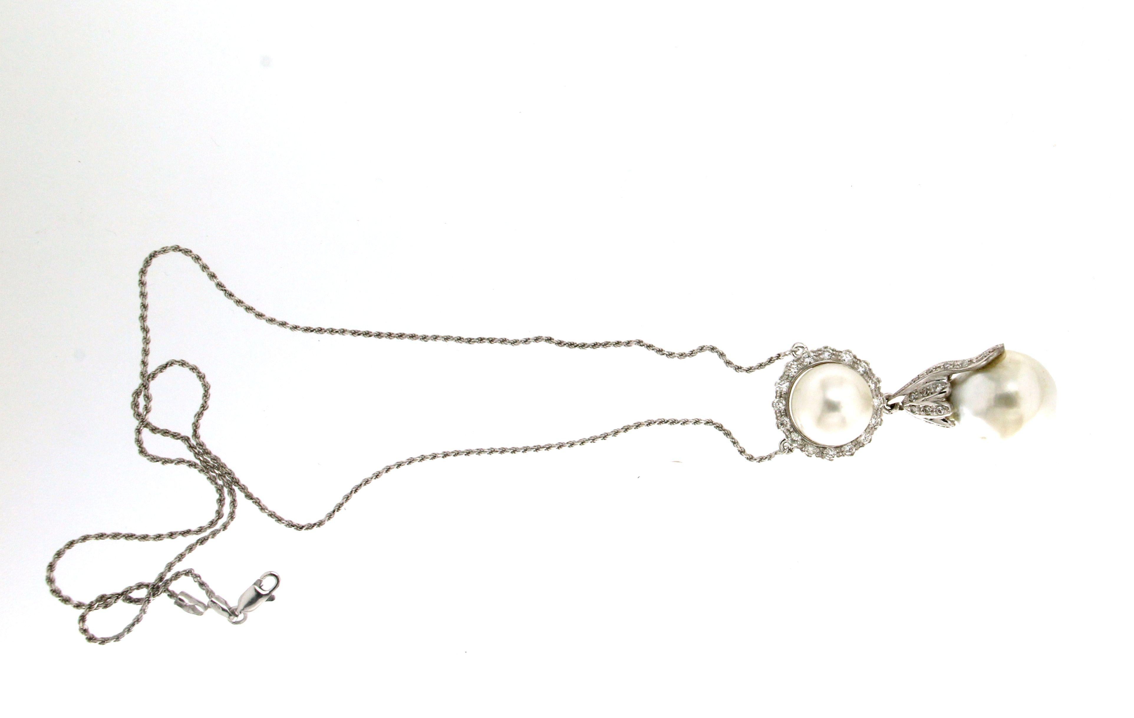 Artisan Collier pendentif artisanal en or blanc 18 carats avec perles baroques australiennes et diamants en vente