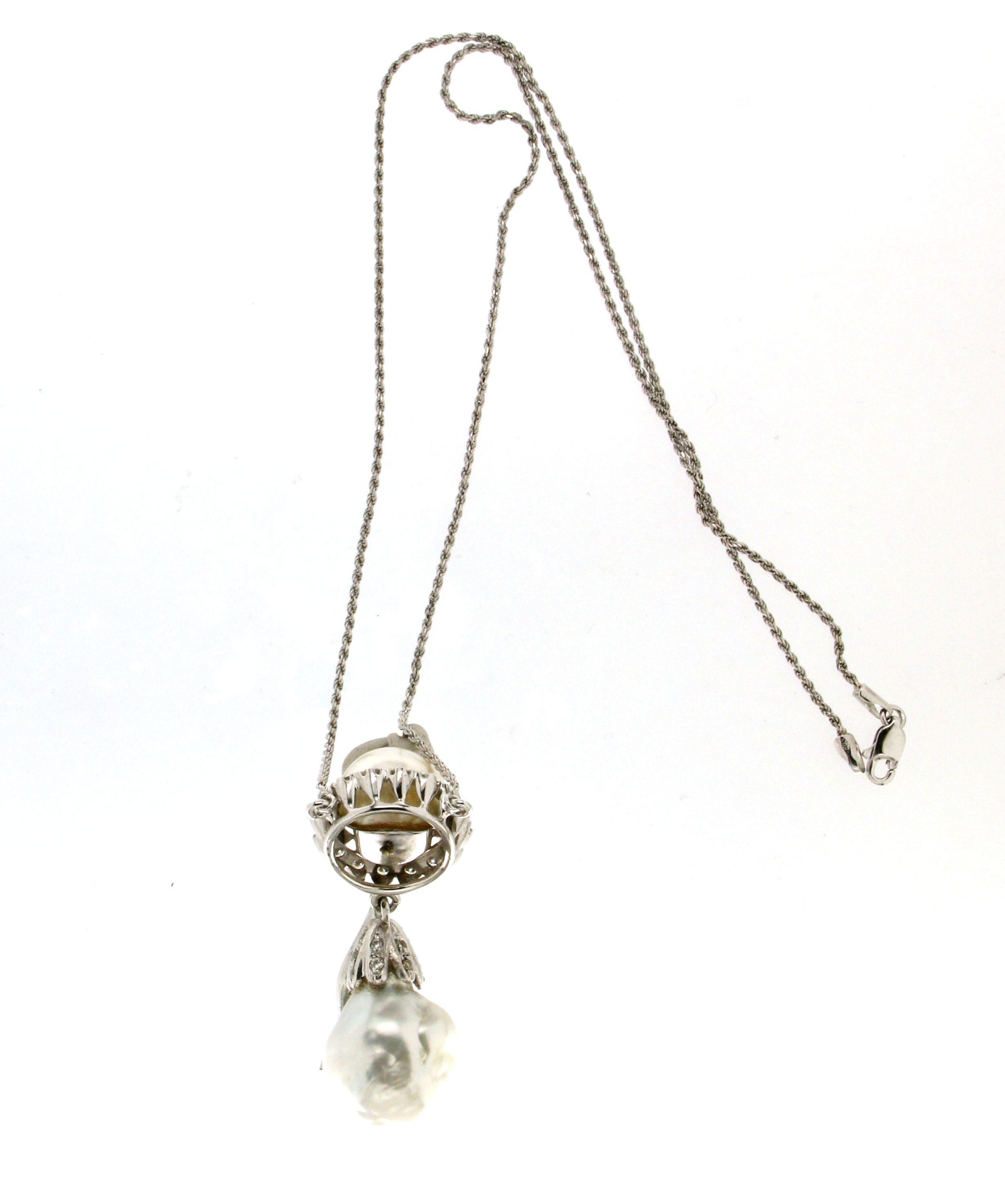 Taille brillant Collier pendentif artisanal en or blanc 18 carats avec perles baroques australiennes et diamants en vente