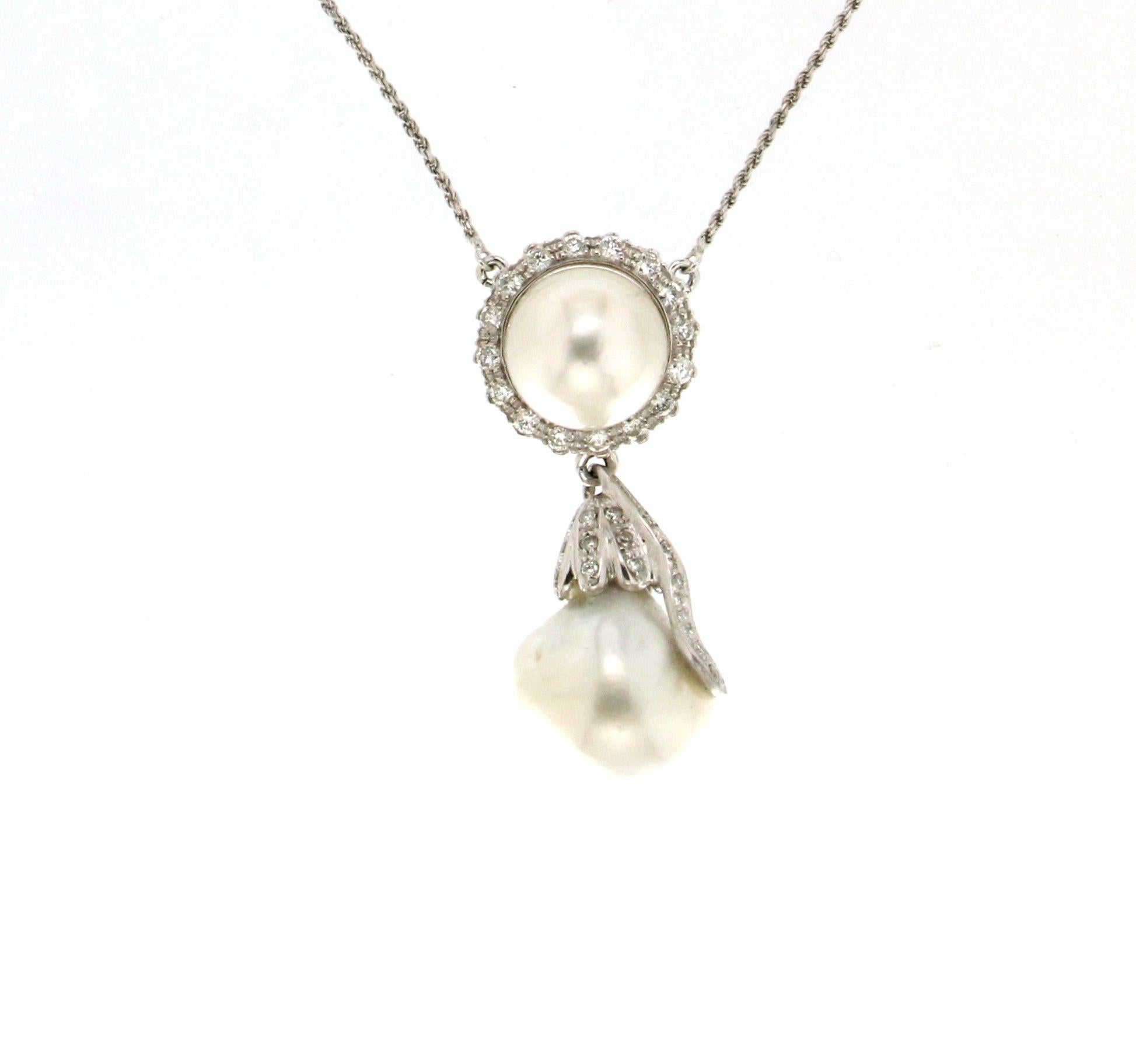 Collier pendentif artisanal en or blanc 18 carats avec perles baroques australiennes et diamants Neuf - En vente à Marcianise, IT