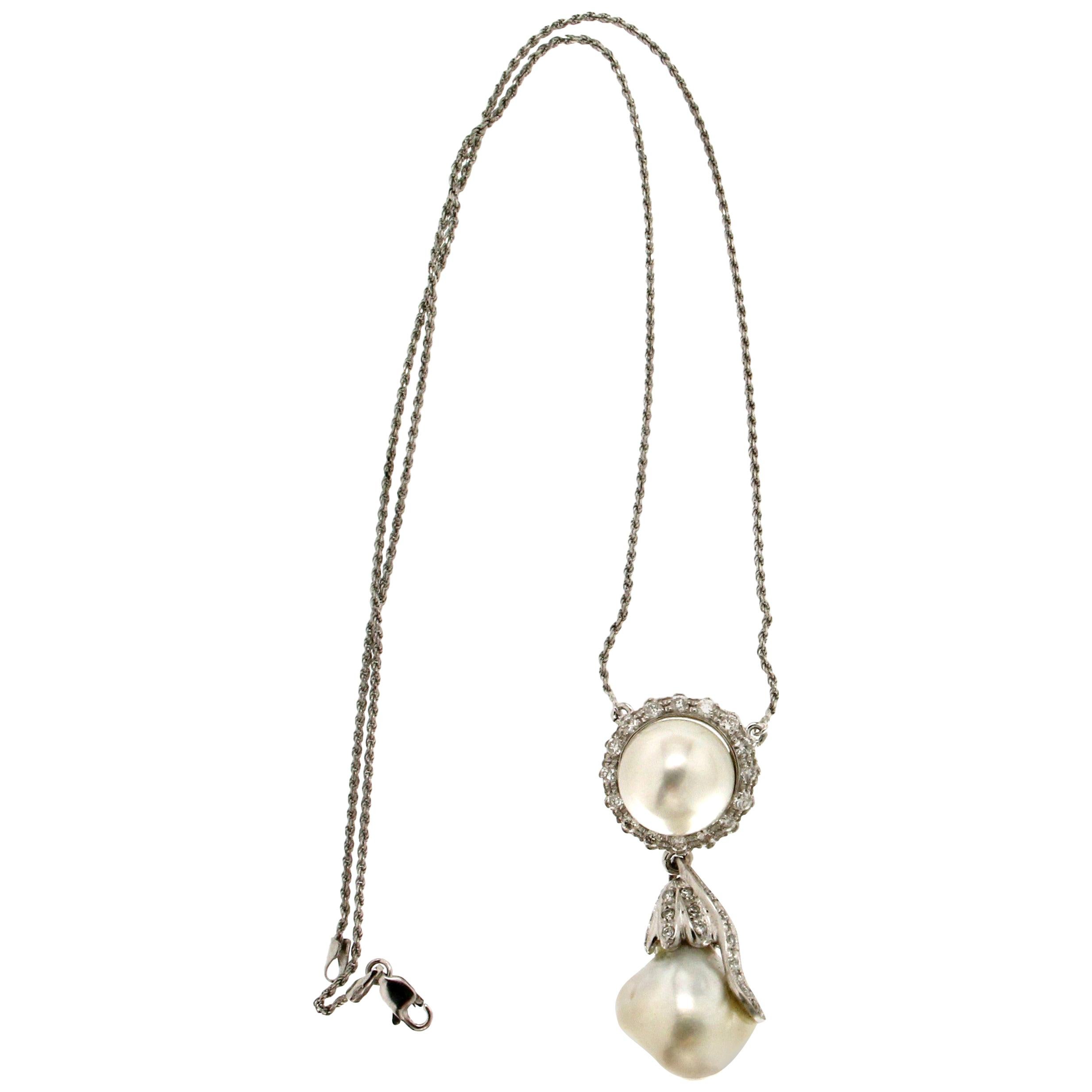 Collier pendentif artisanal en or blanc 18 carats avec perles baroques australiennes et diamants