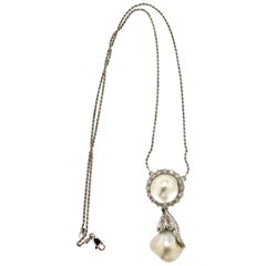 Collier pendentif artisanal en or blanc 18 carats avec perles baroques australiennes et diamants