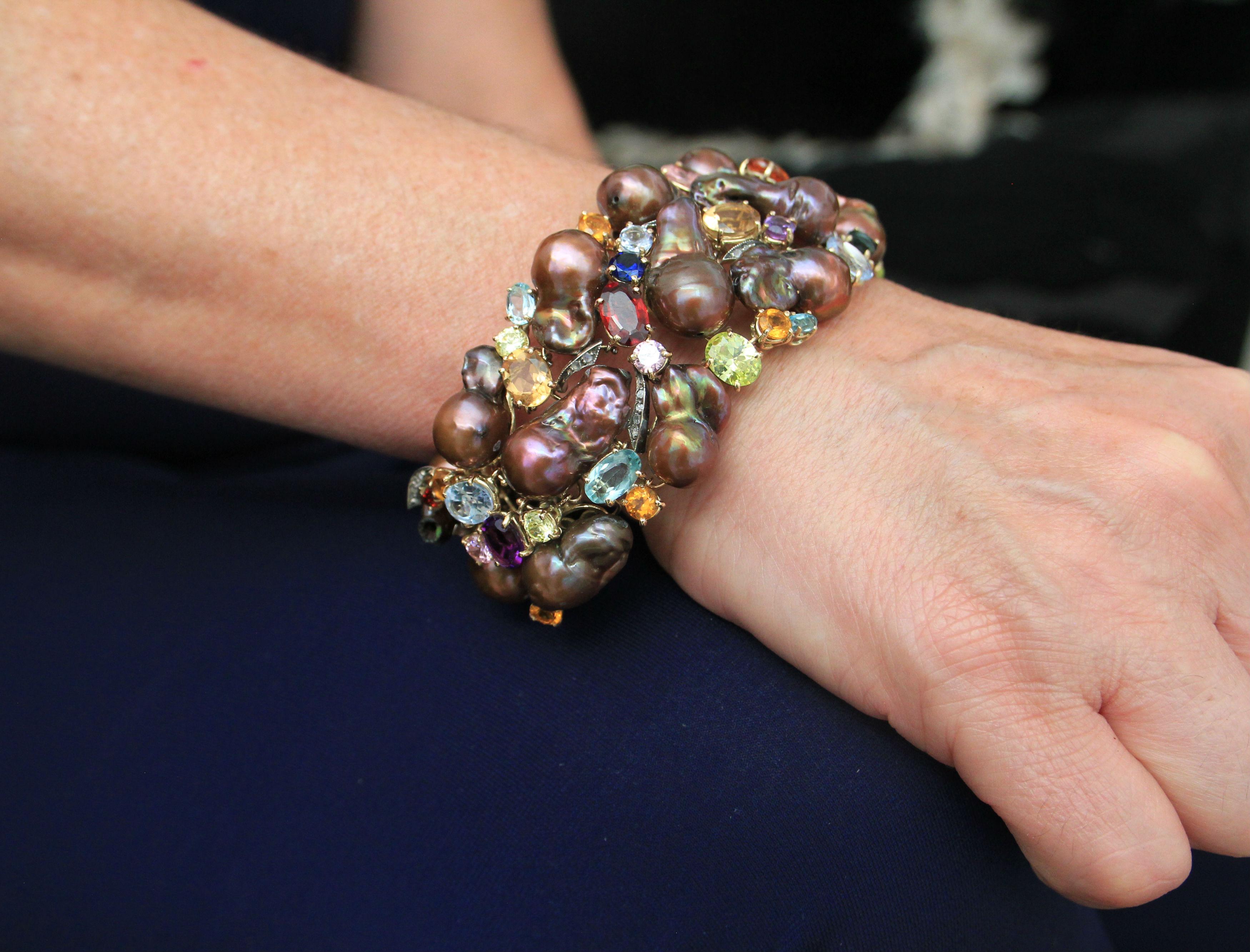 Handgefertigtes Armband mit australischen braunen Perlen aus 18 Karat Gelbgold mit Diamanten im Angebot 1