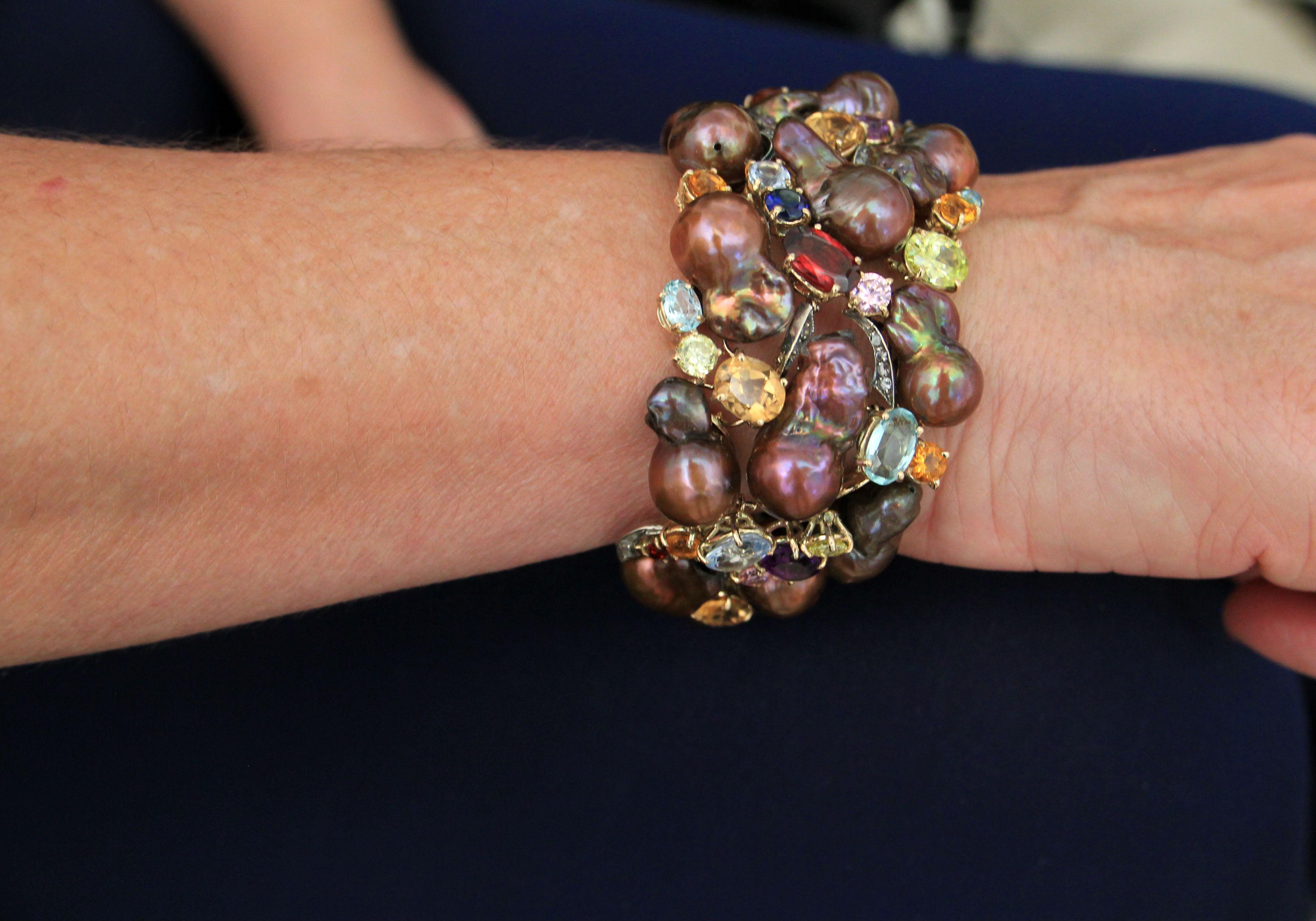 Handgefertigtes Armband mit australischen braunen Perlen aus 18 Karat Gelbgold mit Diamanten im Angebot 2