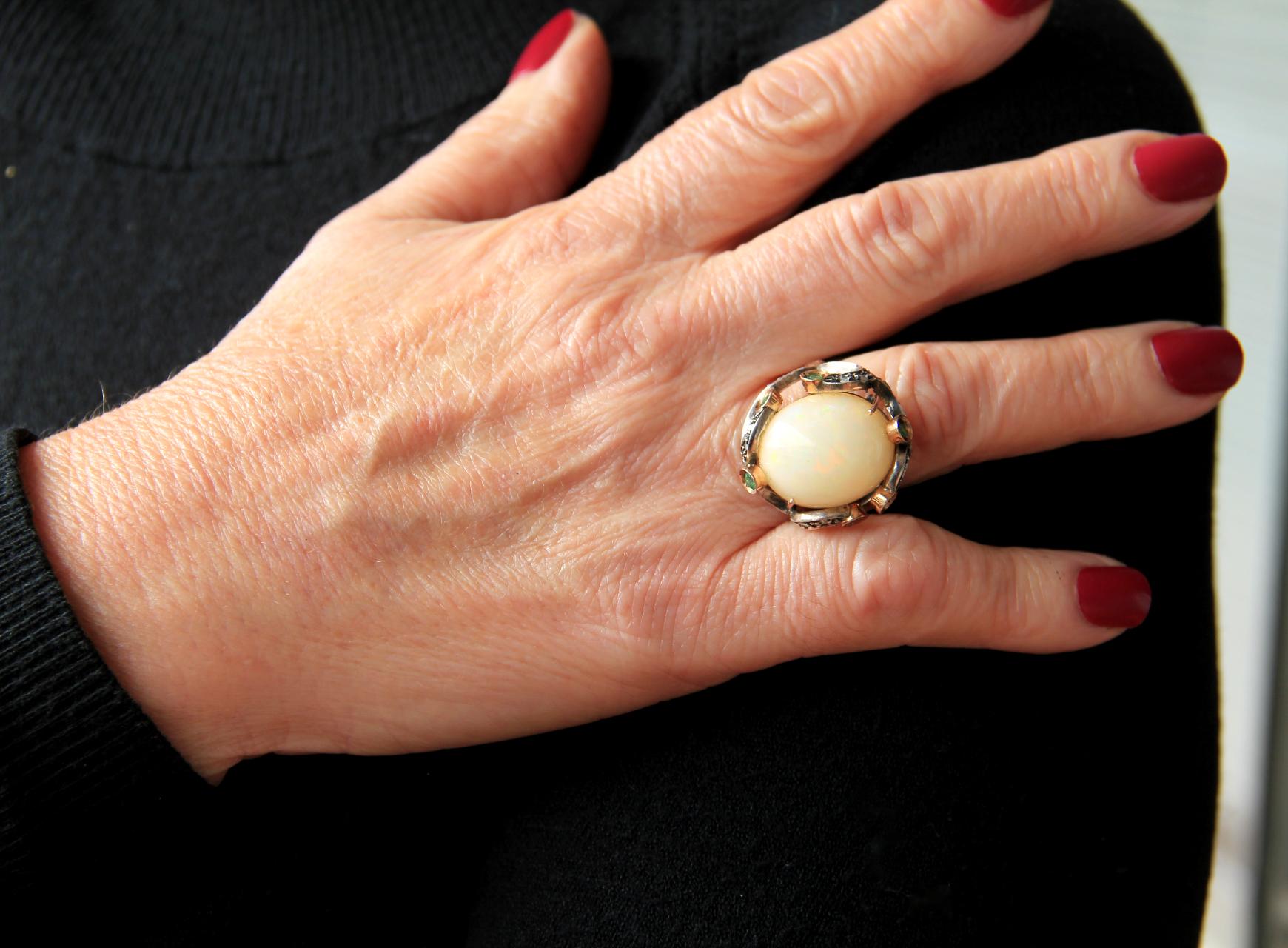Handgefertigter Australischer Opal 14 Karat Gelbgold Diamanten Smaragde Cocktail-Ring im Angebot 4